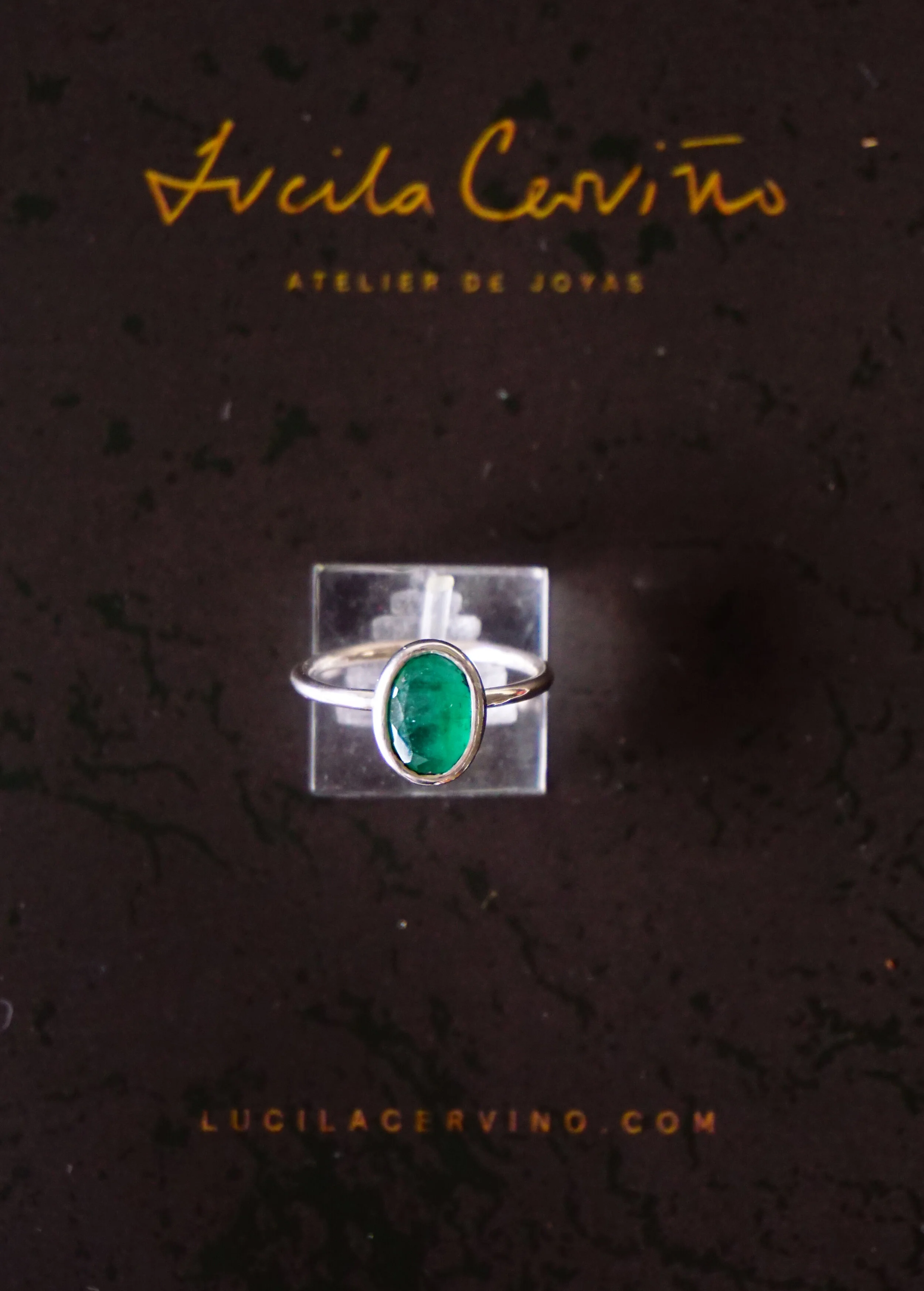 Anillo con piedra envuelta
