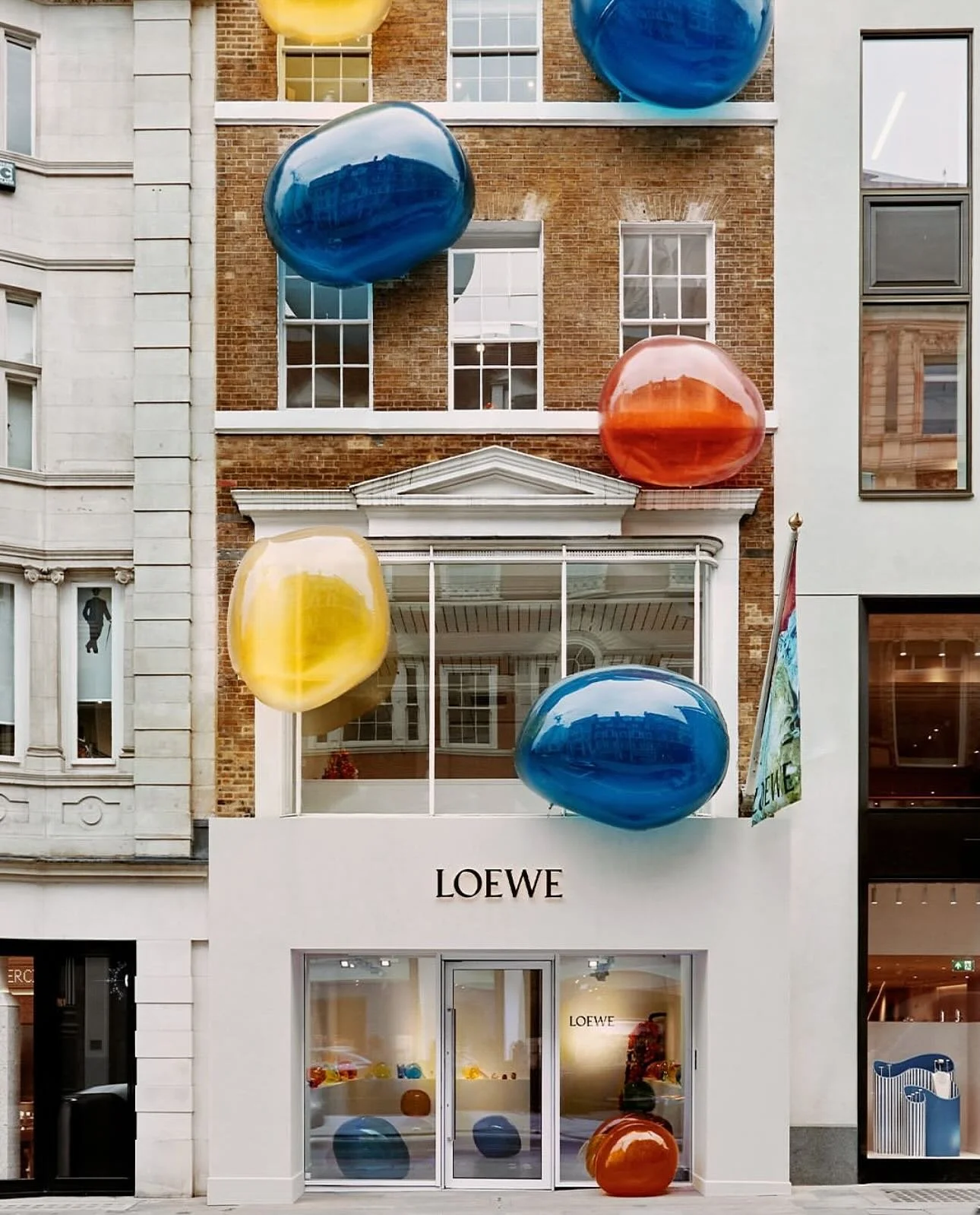 @loewe_perfumes 
Transformed into an experiential perfumer&rsquo;s laboratory, a townhouse in London&rsquo;s Mayfair was taken over by LOEWE Perfumes during Frieze London to bring the concept of the new LOEWE Crafted Collection to lite.
Guests were i