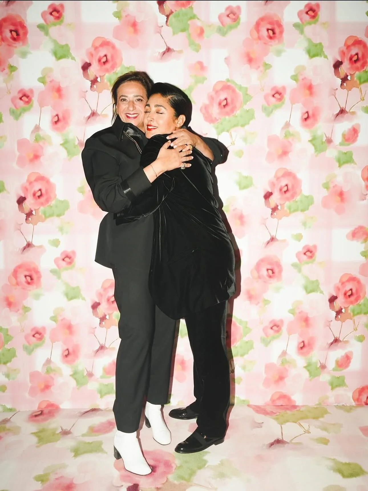 Opening night of the @we.are.ona pop-up, curated by lucapronzato and designed by @indiamahdavi &laquo;&nbsp;Rose, c&rsquo;est la vie&nbsp;&raquo; : a hidden speakeasy in a former garage with guest chef Jesus Dur&oacute;n during art basel paris.

pari