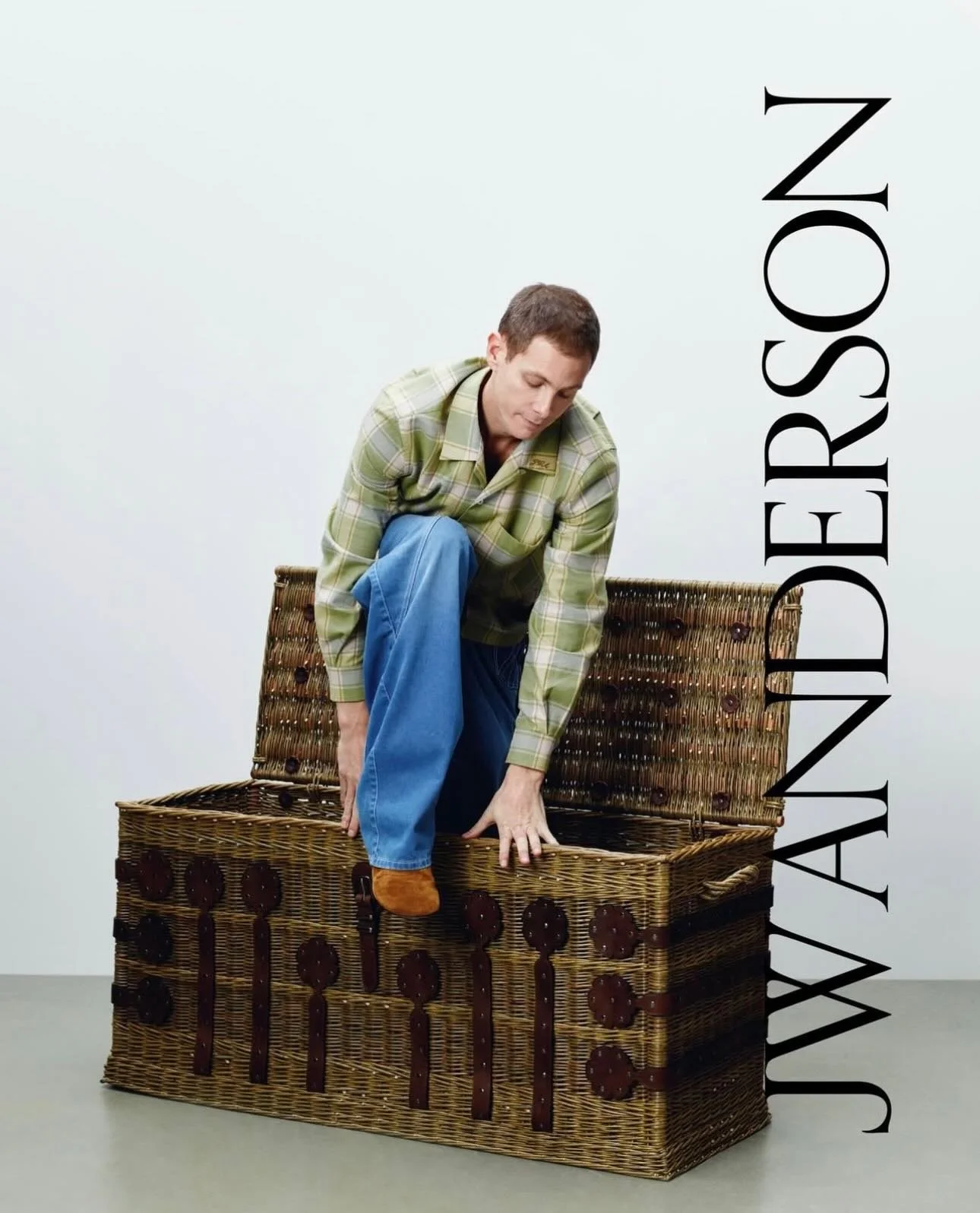 @jw_anderson 
JWANDERSON AUTUMN WINTER 2026

Curation as practice, craft as language

Marc Kalman
Alice Temple
Tim Blanks
Kylie Minogue
Mona Tougaard
Dr. Vivian Bond
Milo Callaghan
Ashley Heath
Camille Bidault-Waddington

Creative Direction @jonathan