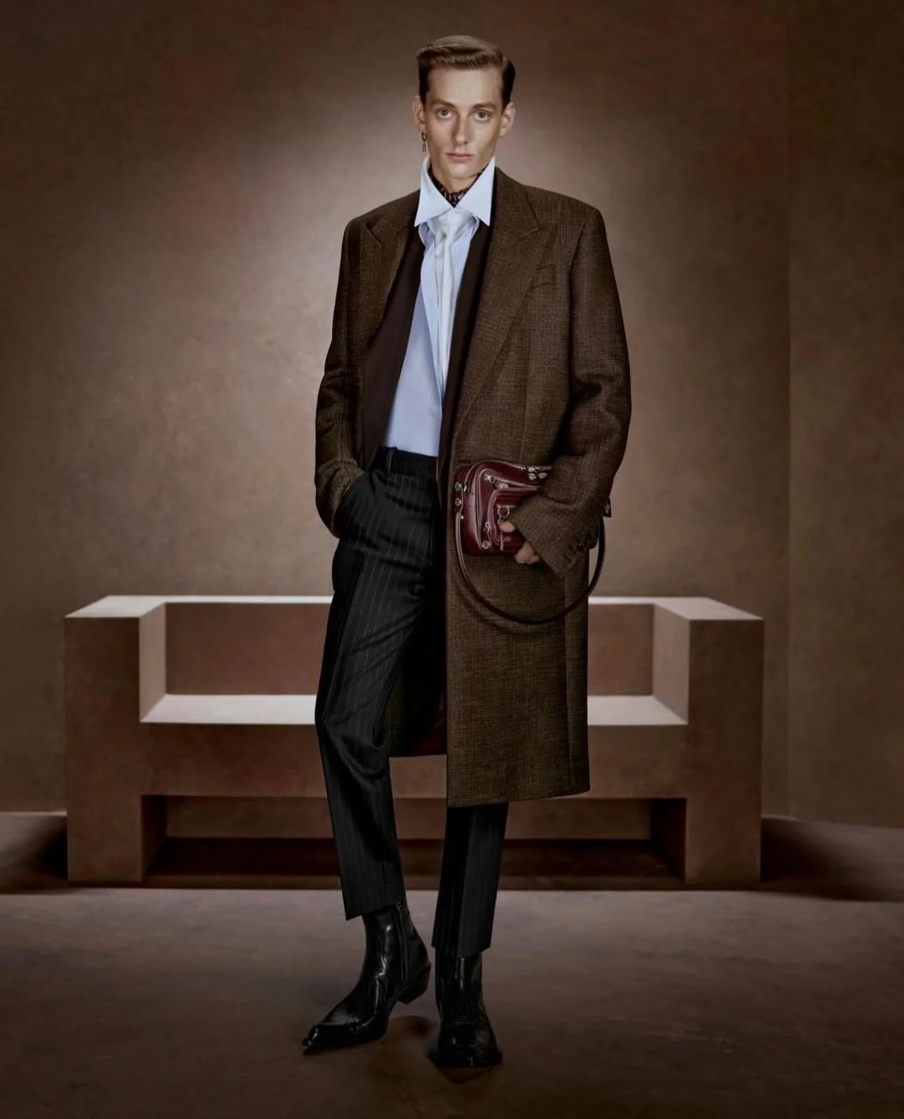 @acnestudios Fall Winter 2026 Menswear
Photographer: @JulienMartinezLeclerc
Stylist: @tamararothstein1 
Set Design: @jabezbartlett 
Makeup: @thom.walker 
Hair: @tomwrighthair