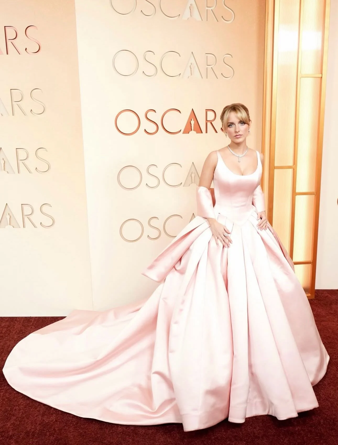 Mckenna Grace wore custom
#VeraWangHAUTE to the 98th Academy Awards in Hollywood, California.
A custom blush pink Italian silk double face satin ballgown with a plunging scooped neckline, basque waist, and deep pleated skirt worn with a matching doub