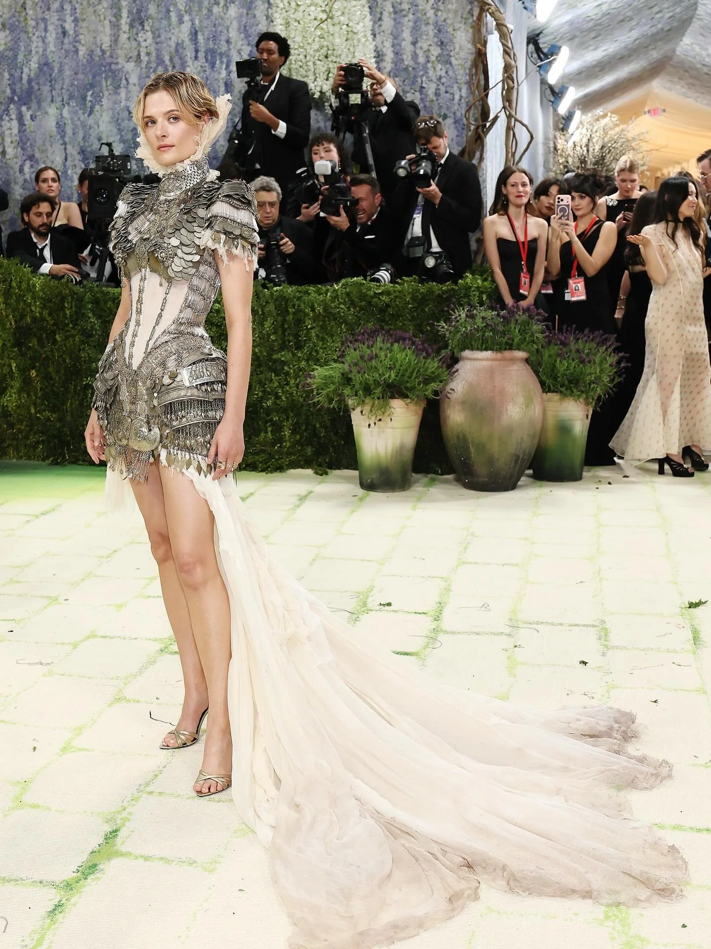 @louisa_jacobson in @DilaraFindikoglu Couture for Met Gala &laquo;&nbsp;Costume Art&nbsp;&raquo;

Louisa wears a mini crinoline corset dress, embellished with antique Afghan and Victorian jewellery. The delicate silk train, composed of four mud stain