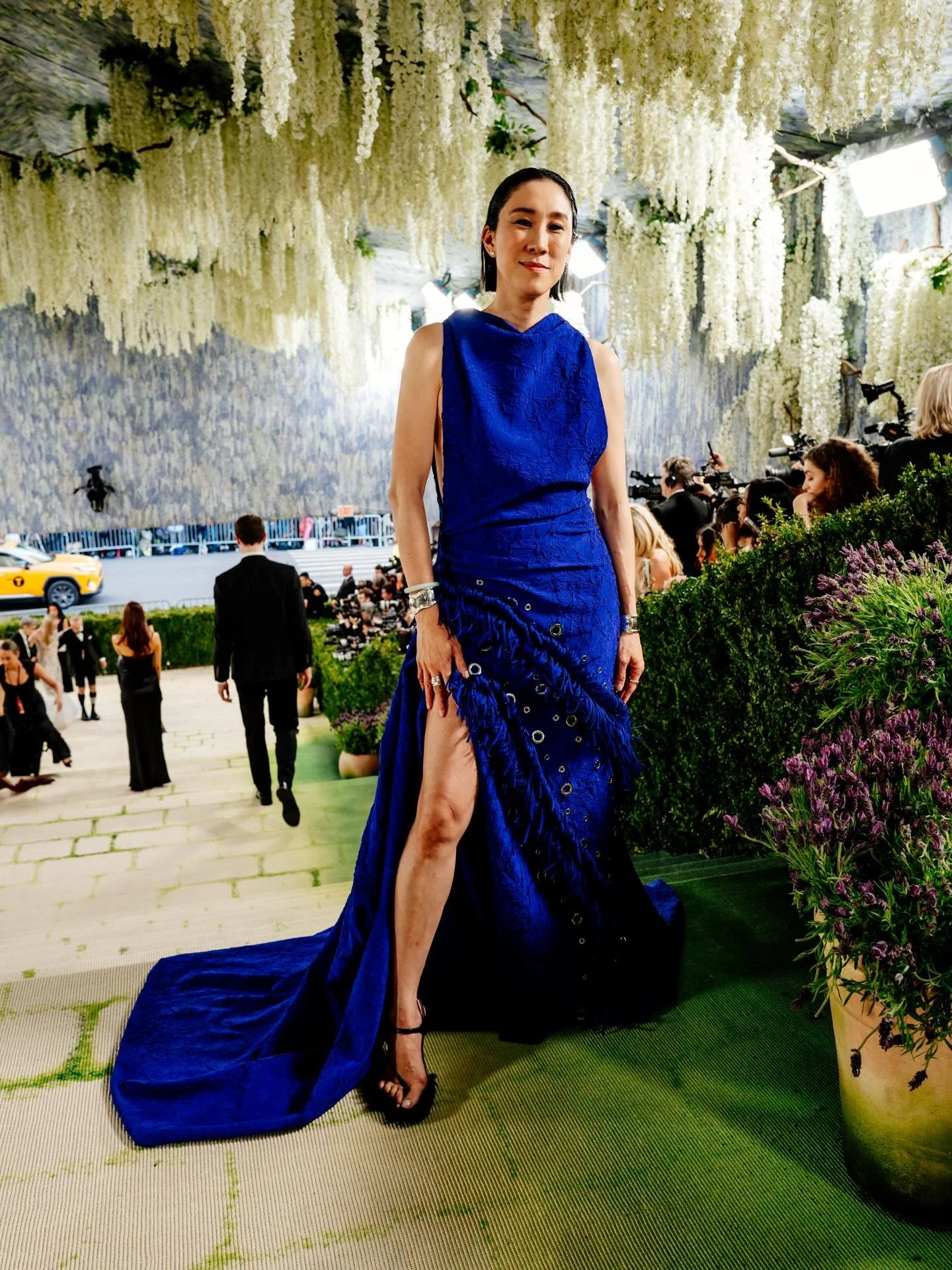 @evachen212 wears @proenzaschouler by @rachelleighscott to the 2026 Met Gala