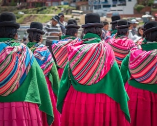 cholitas-wearing-pink-pleated-skirts-260