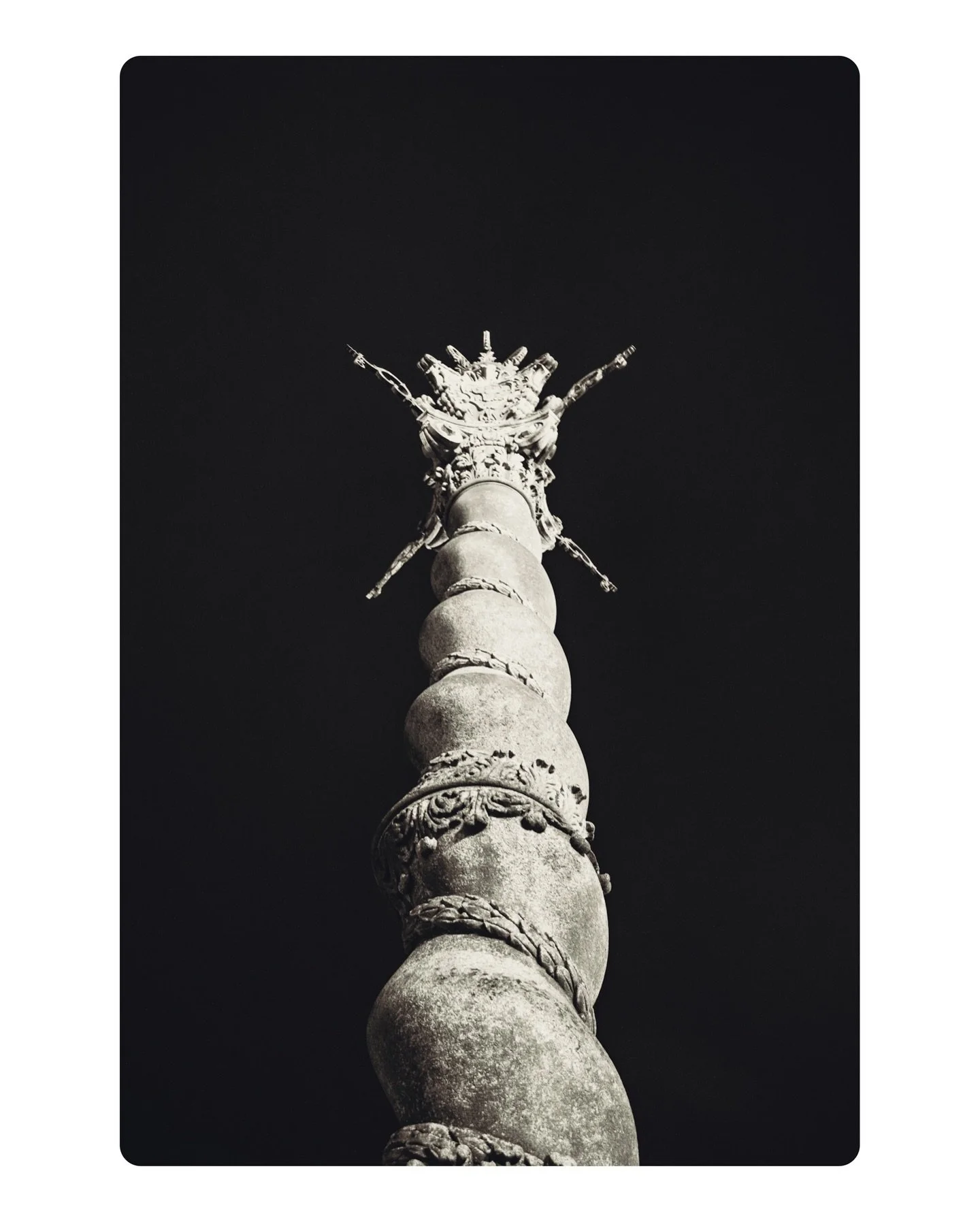 marked.

#blackandwhitephotography
#streetphotography
#moodyframes
#urbangeometry
#visualstorytelling