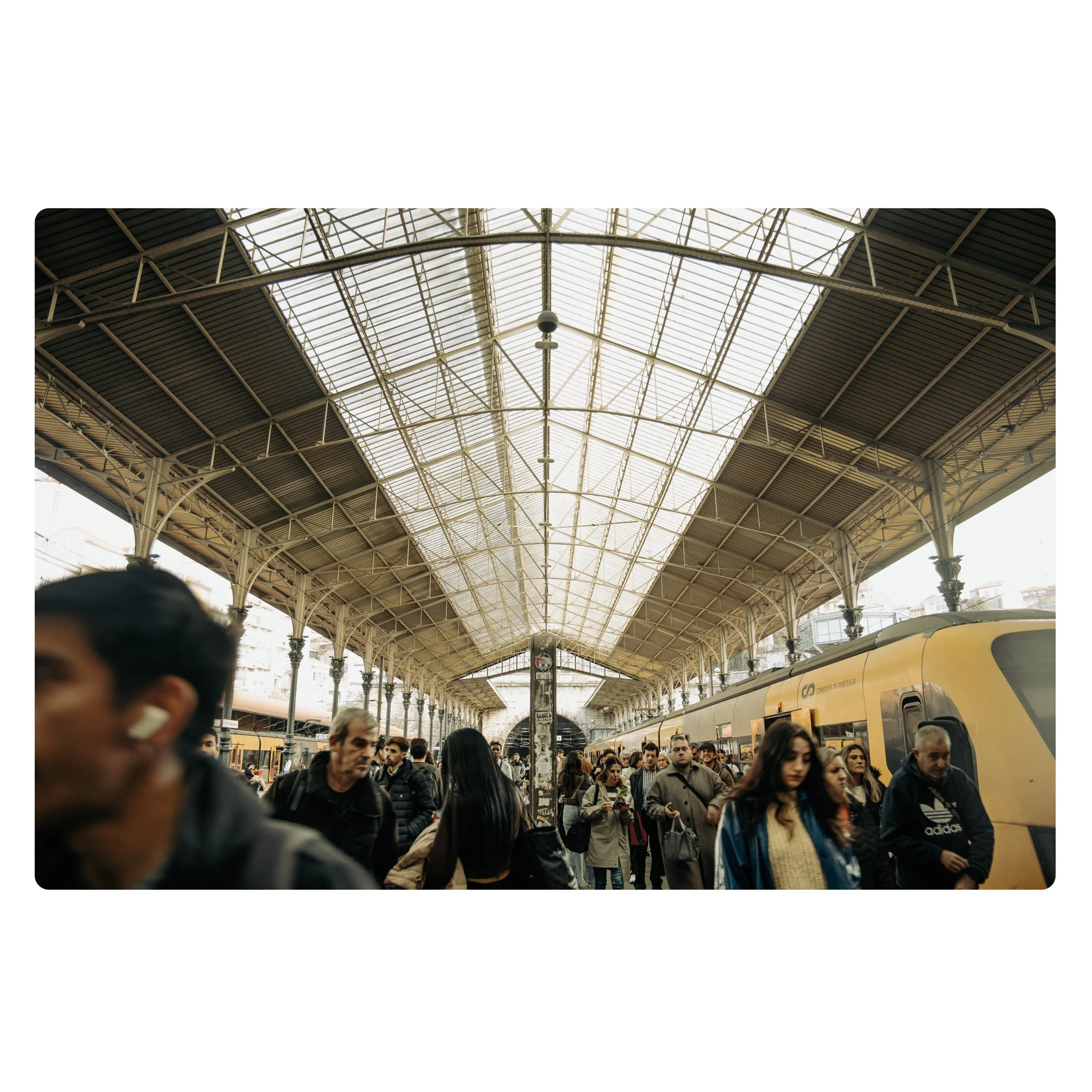 arrivals.

moving between the lines.

#streetphotography
#urbanmoments
#trainstation
#documentaryphotography
#everydaylife
