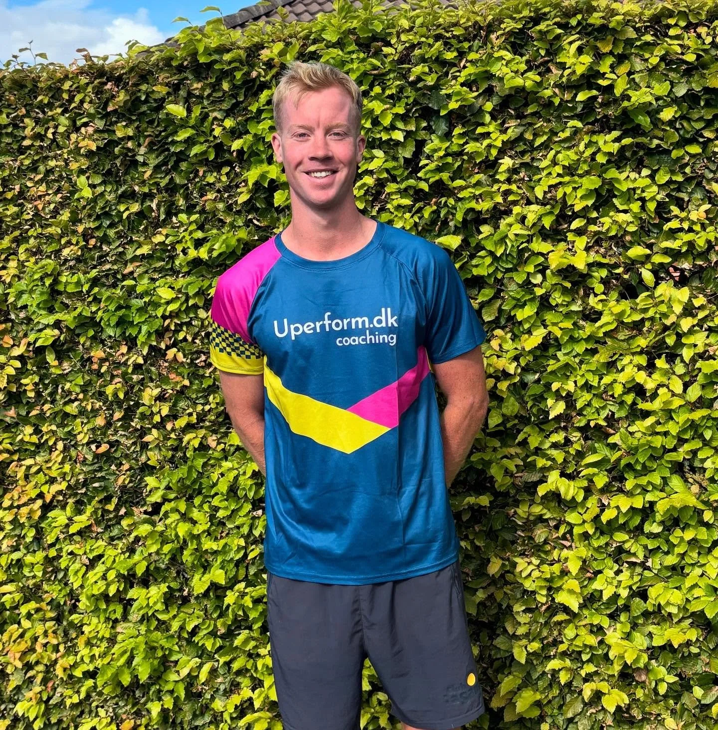 K&aelig;mpe scoop at f&aring; Asger med p&aring; tr&aelig;ner-teamet til Mallorca tr&aelig;ningscamp!!!
Asger er ny tr&aelig;ner i Uperform men har sin daglige gang p&aring; Club La Santa s&aring; han ved alt om at skabe god stemning og kanon effekti