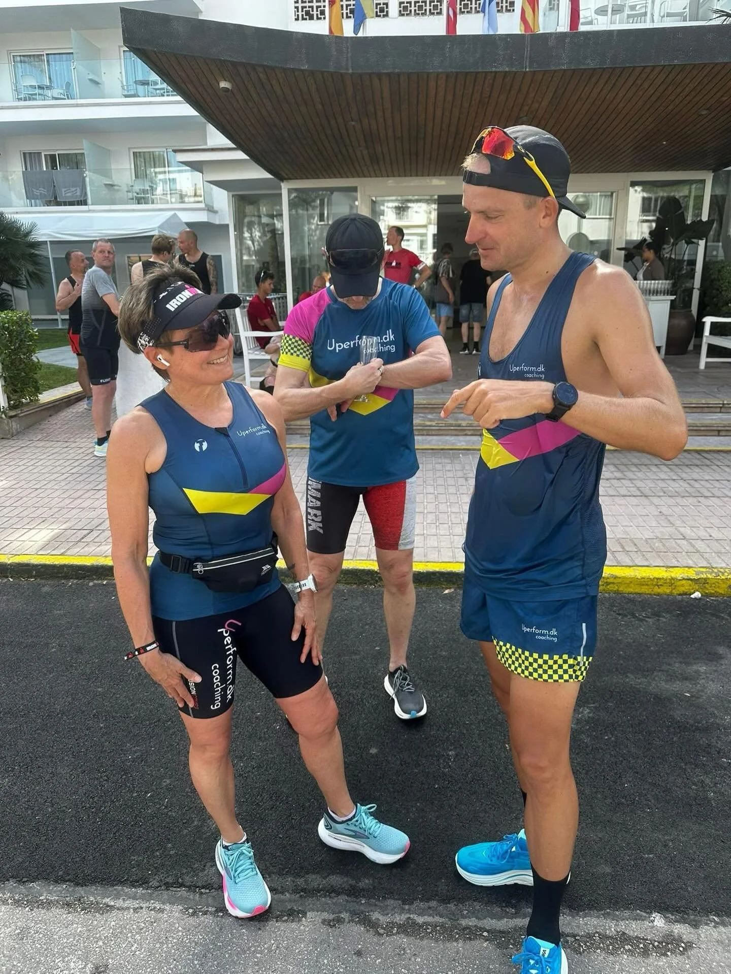 Skal vi hj&aelig;lpe dig?
Personlig tilpasset tr&aelig;ning samtidig med du bliver en del af et fantastisk community med gode atleter som hj&aelig;lper hinanden p&aring; tv&aelig;rs.
Vi er klar til at hj&aelig;lpe dig mod dine store m&aring;l.

Skriv