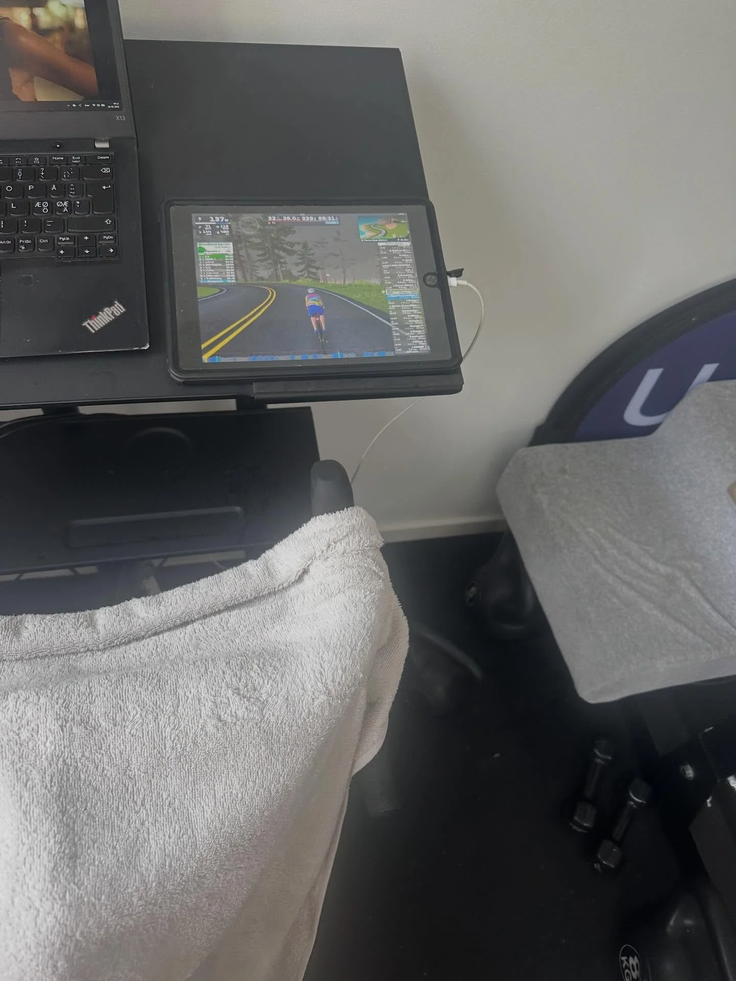 N&aring;r det er koldt udenfor, s&aring; er hometrainer et super godt redskab til at f&aring; tr&aelig;ningen klaret med den intensitet man &oslash;nsker💪🏽😅

#getthejobdone #uperformcoaching #zwift