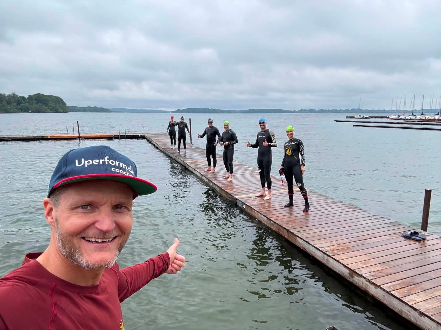 Open water sv&oslash;mmeskolen er skudt i gang.
Det er squ nogle seje atleter og det bliver kun bedre herfra🤩 
St&aelig;rkt at holde hum&oslash;ret og motivationen h&oslash;j i vanskelige omgivelser, heldigvis er der ogs&aring; l&aelig;ring i det👊
