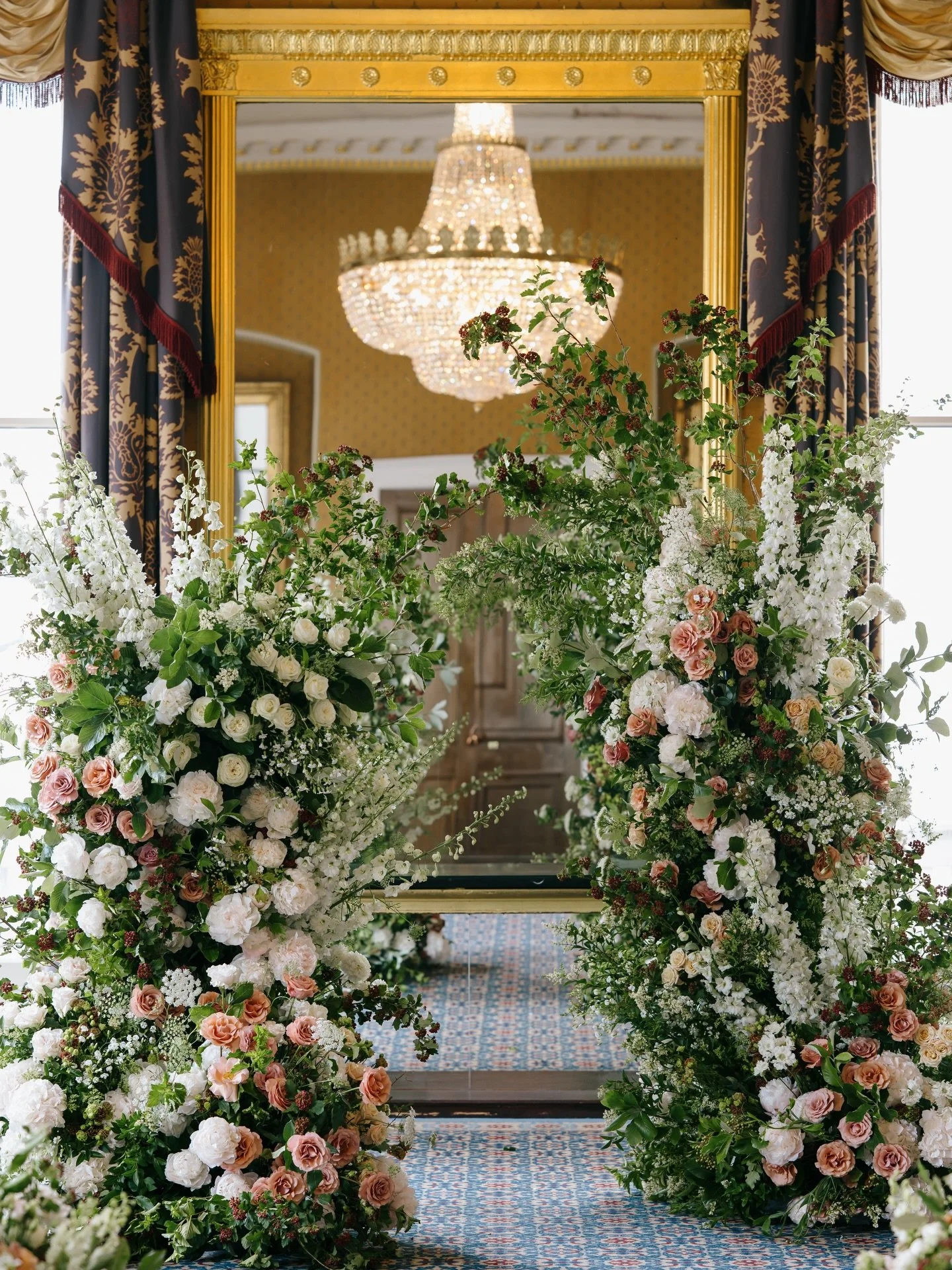 As London blooms, so do our hearts over this gorgeous wedding shoot 🌸💖 

Just got engaged? Let&rsquo;s make 116 Pall Mall your springtime fairytale come true 💍

London wedding venue | Get married in London | Central London wedding 

Pearls &amp; A