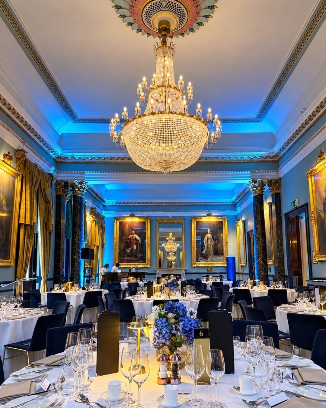 From cocktails in the Waterloo to dinner beneath the grandeur of the Nash, this corporate gala dinner was all about one colour: blue 💙