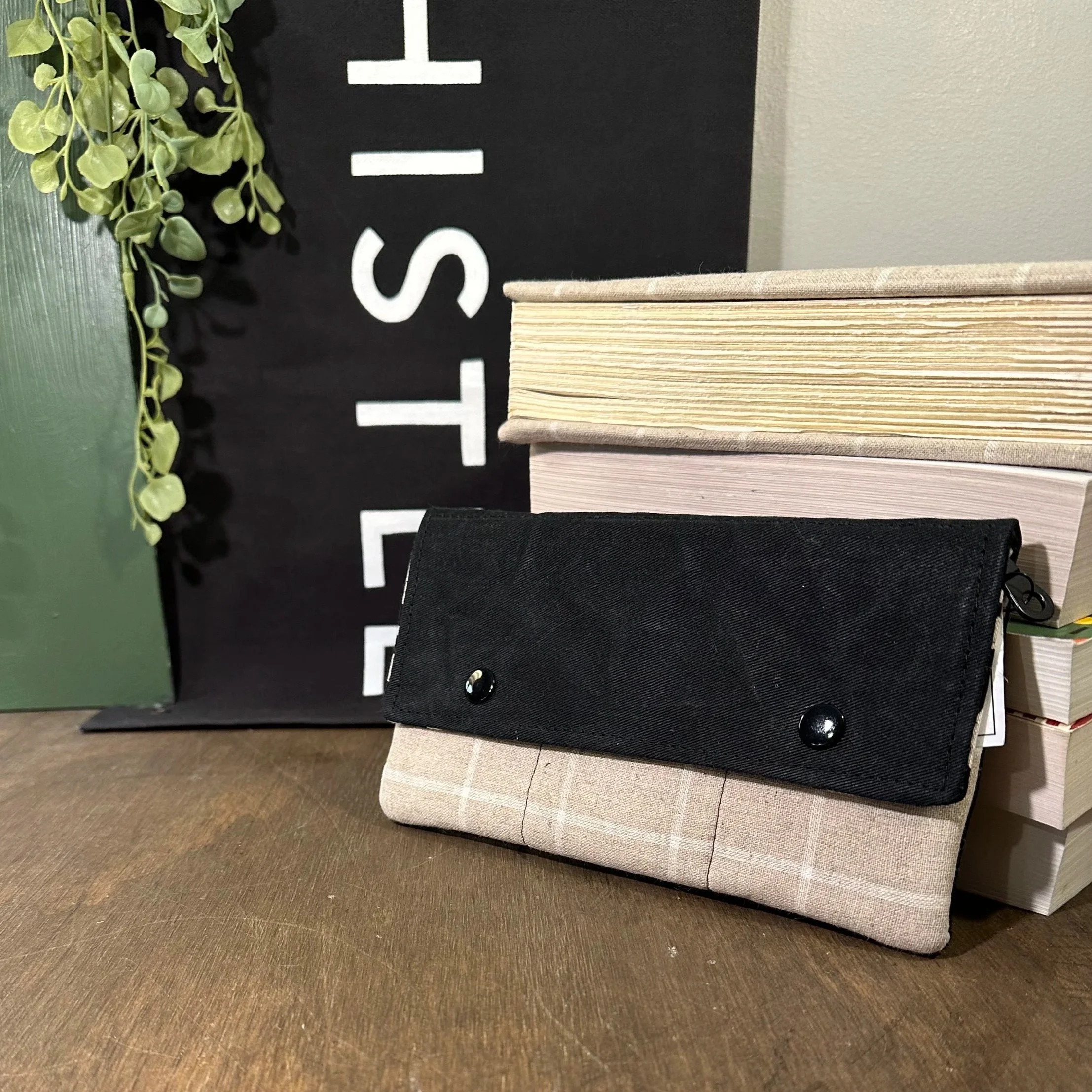 Black Bear in Neutral / Anya Minimalist Wallet