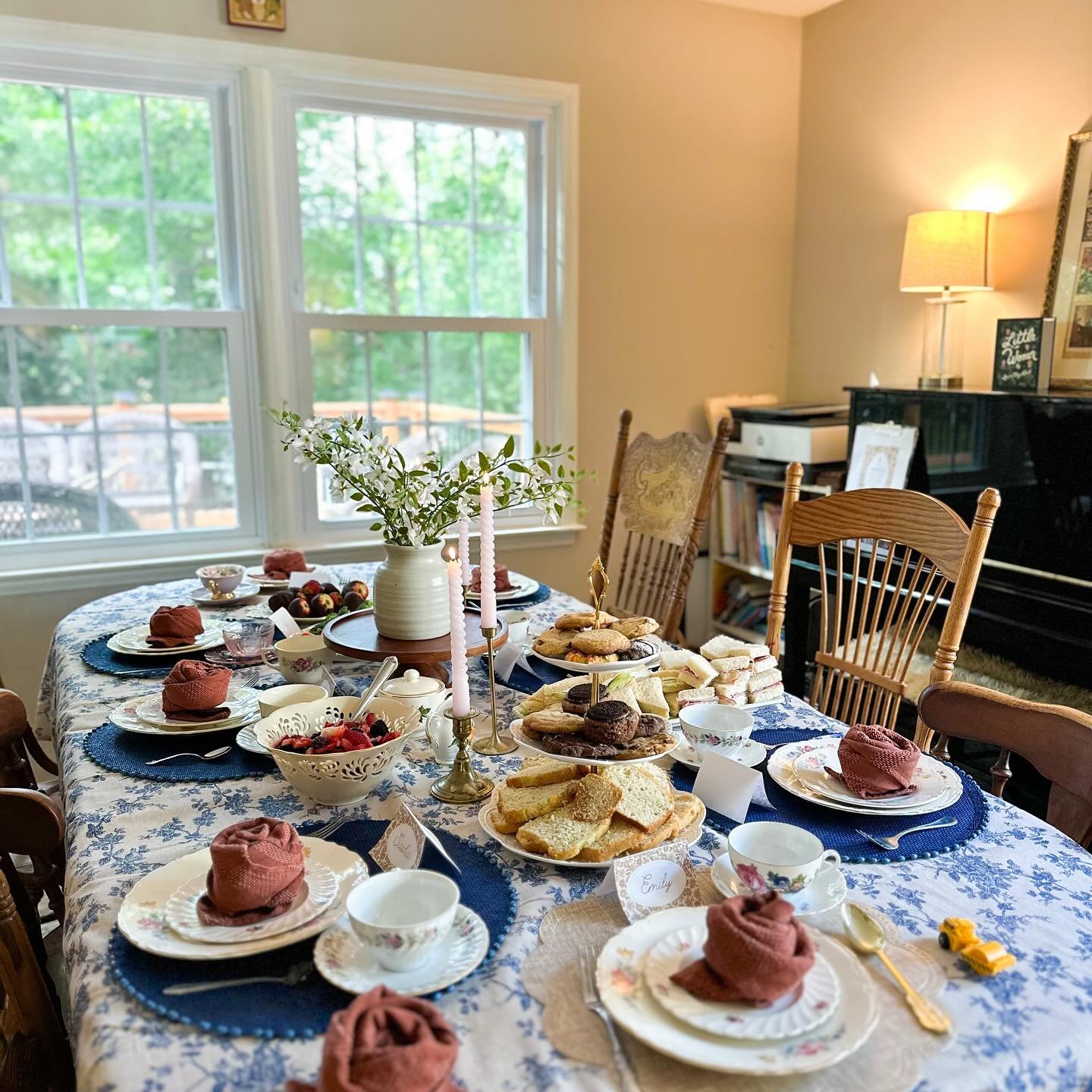 Life lately ....

Tea party

Family vacation

Thrift store strolls

Going on a date

Wedding season 

Birthday cake making, cupcake baking

Bike riding 

Organizing 

Redecorating 

Napping

Feasting

Reading

Learning 

Painting the kitchen

Loving 