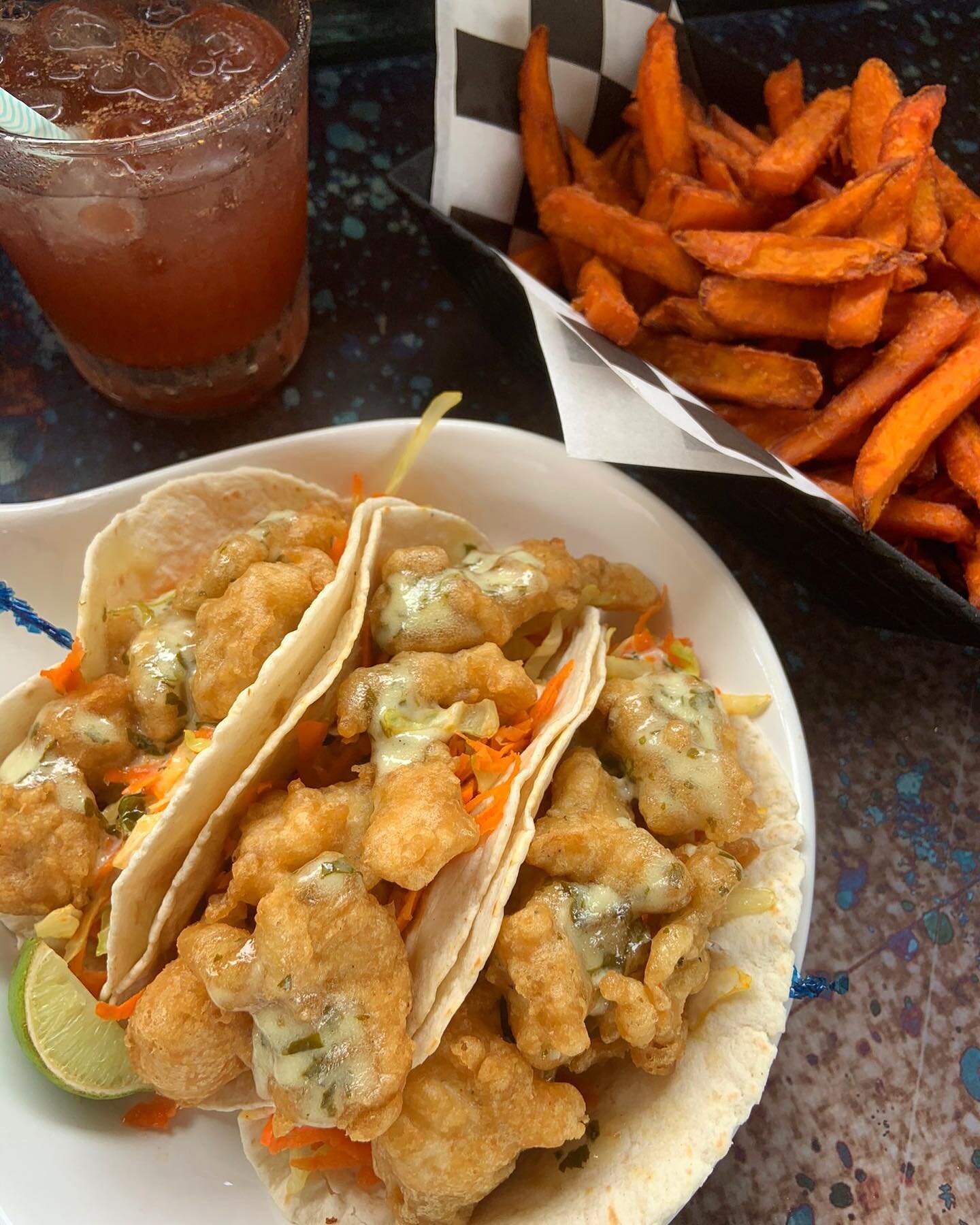 A perfect Monday trio 😍😍
.
Crispy Fish Tacos 🌮, Sweet Potato Fries 🍟 and Monday&rsquo;s $10 Daily Cocktail Special: our classic Rum Punch! 🍹
.
#EatDrinkLime #umbrellasbeachbar #grenada #beachbar #beach #bar #monday #food #fishtacos #fries #rumpu