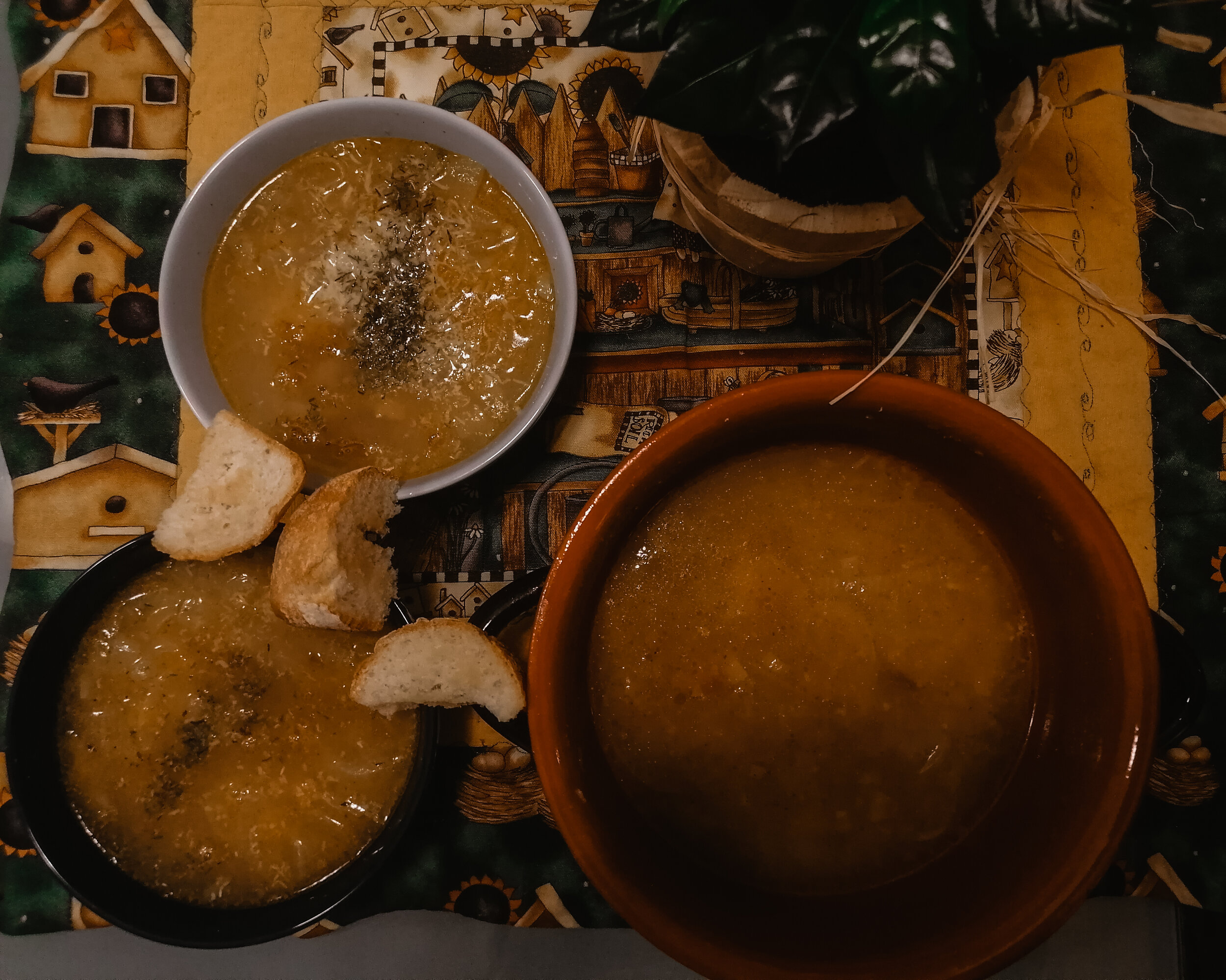 Yield : 3-4 servings What you’ll need - 500g white onions - 30-40g butter - 2 tbsp flour - 1L vegetable stock - bread croutons - gruyere cheese - salt & pepper - nutmeg Sautée the onions with butter until they become golden