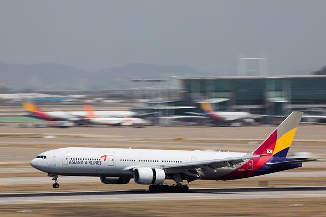 Who gonna be the next owner of Asiana Airlines? #onassignment @bloombergbusiness #asianaairlines #airplane #plane #incheonairport #korea #southkorea #panningshot #canon #아시아나항공 #비행기 #인천공항 #패닝샷 #캐논