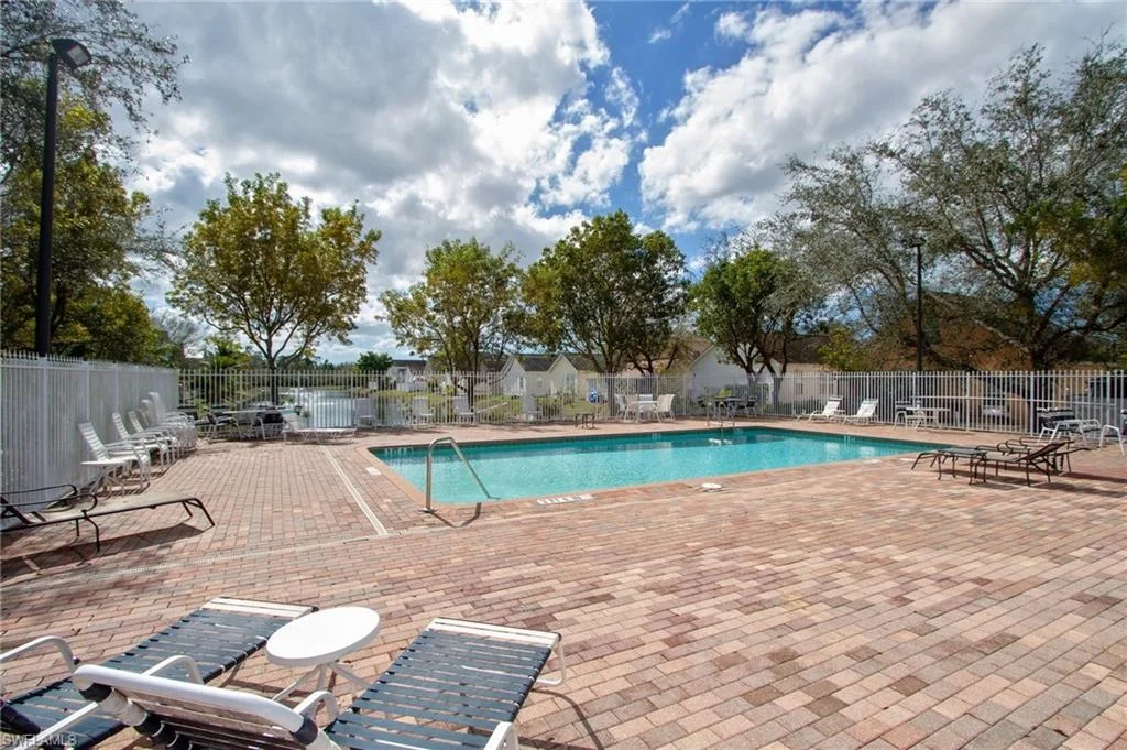 Leawood Lakes Naples — Berry Luxury Home Team