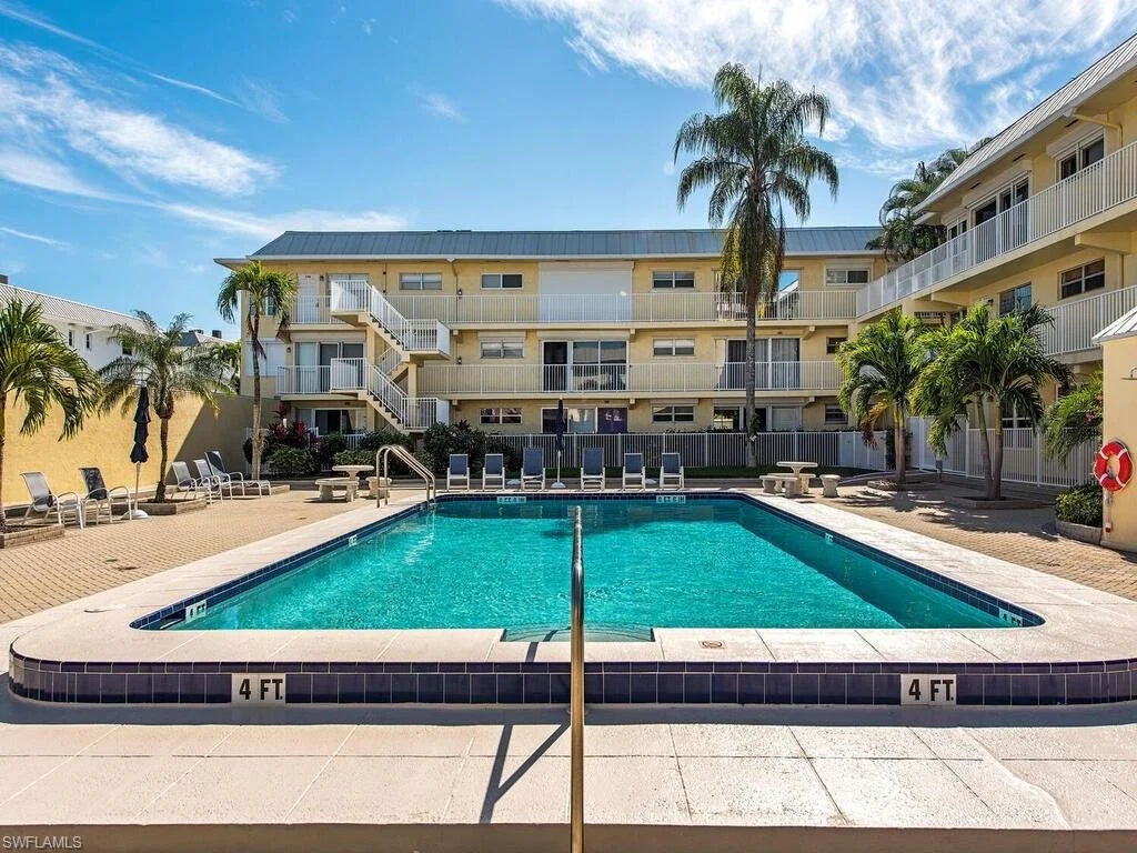 Marina Manor Swimming Pool.jpeg