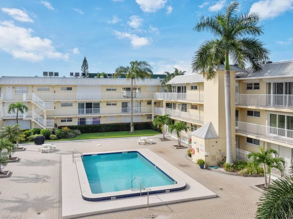 Marina Manor Pool Courtyard.jpeg