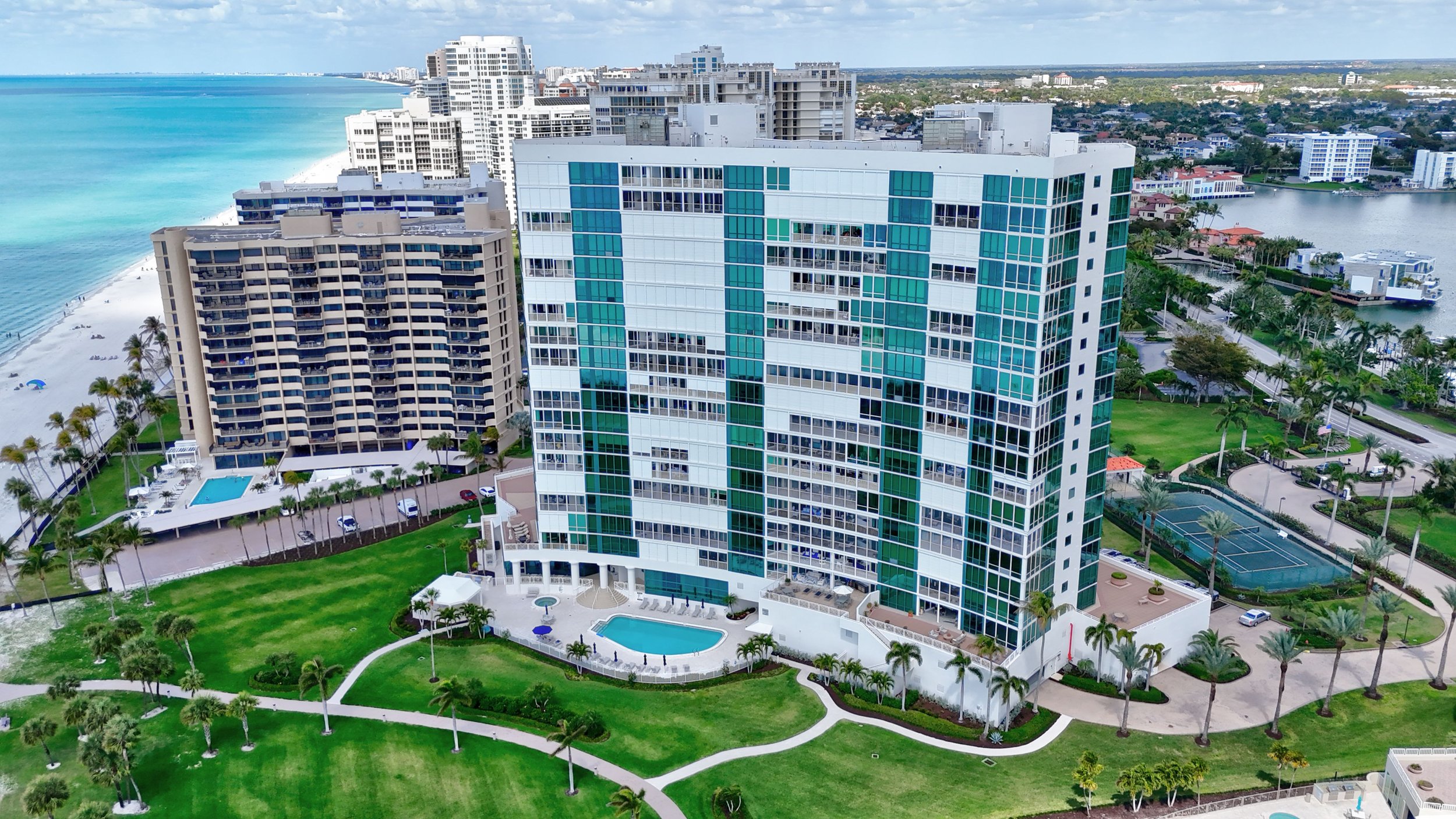 Le Ciel Park Tower and pool.jpg
