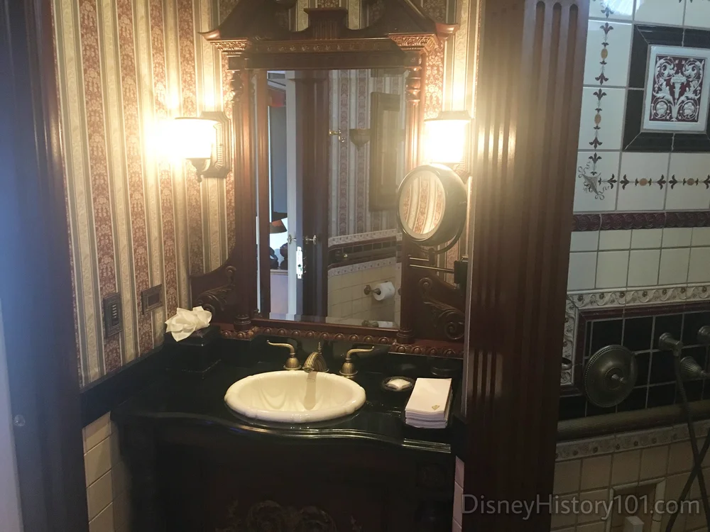  21 Royal holds two restrooms.  One of the restrooms is connected to the Informal Sitting Room (which is now the guest bedrom). 