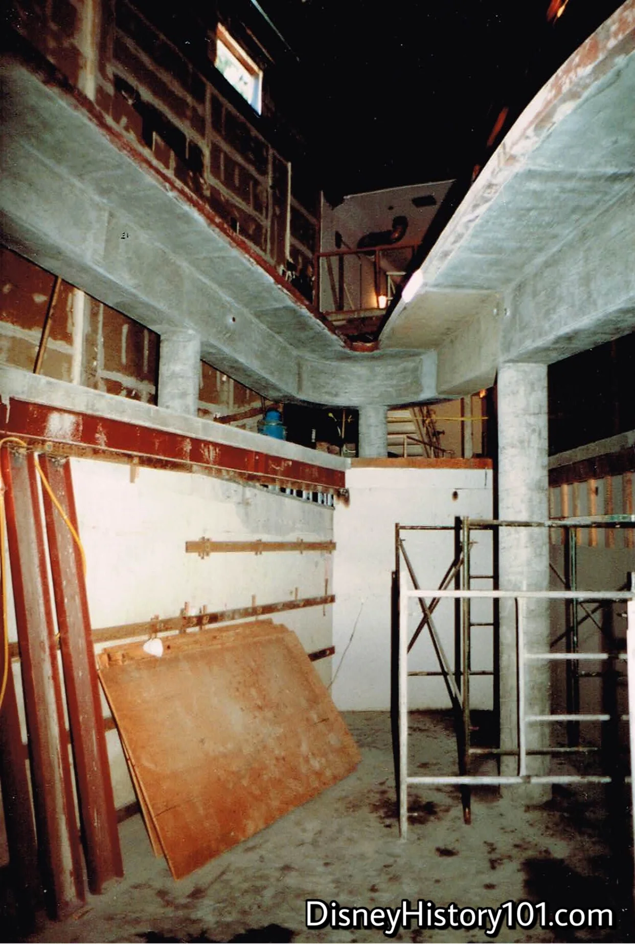  This is a ground view of a corner of the Droidnostics Center show scene. The upper tier is the ramp that guests take through the room. 