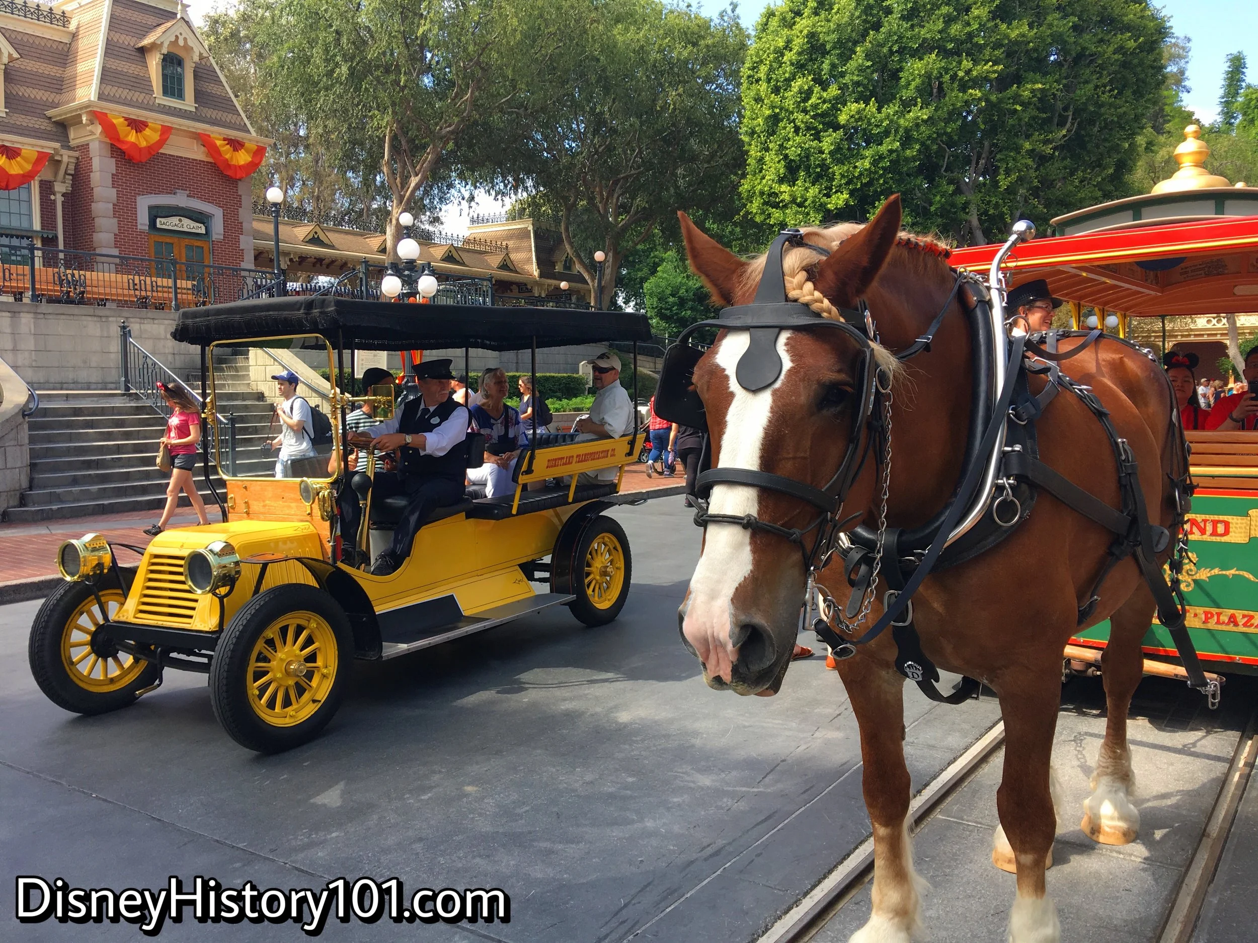 HORSELESS CARRIAGE - YELLOW