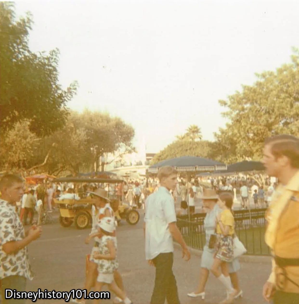 HORSELESS CARRIAGE - YELLOW