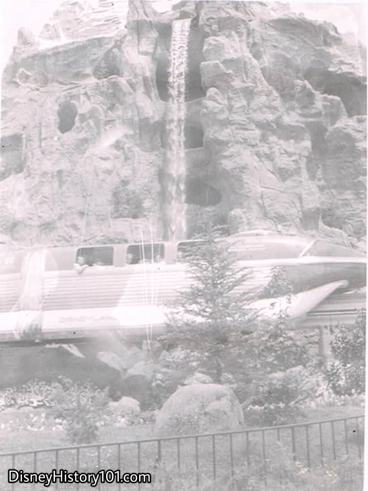 REENTERING THE PARK AND TOMORROWLAND SEGMENT - Monorail Mark II