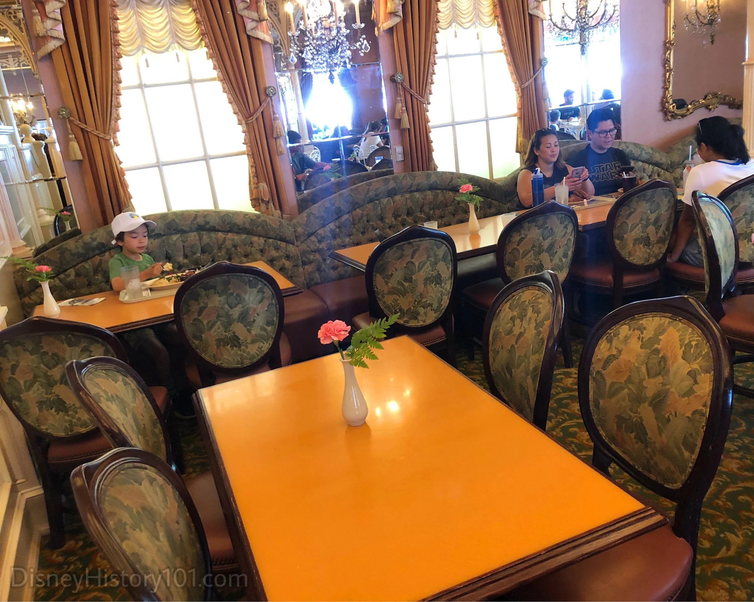 THE PLAZA INN - IS THIS “WALT DISNEY’S FAVORITE TABLE"?