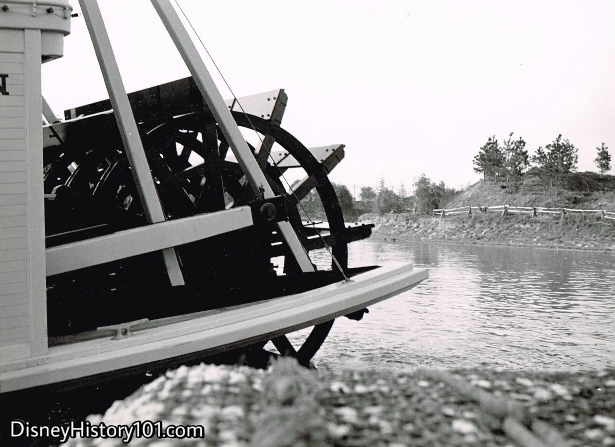  The Mark Twain Sternwheeler’s single wheel propels the paddle-river steamboat down the Rivers of America. 