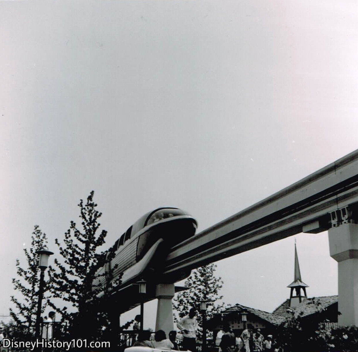 A Monorail Mark I passes near the Matterhorn queue.
