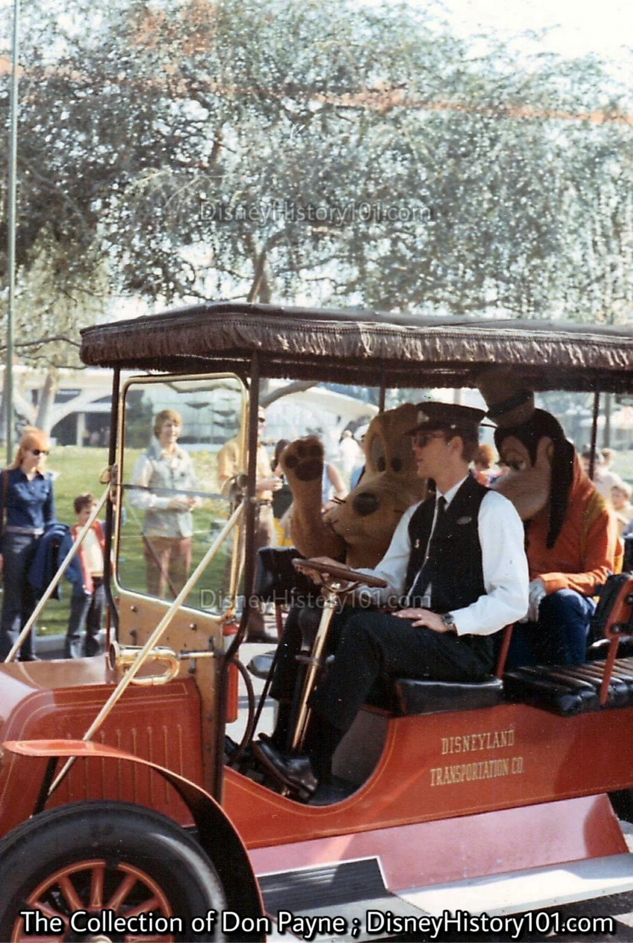 DMC HORSELESS CARRIAGE RED