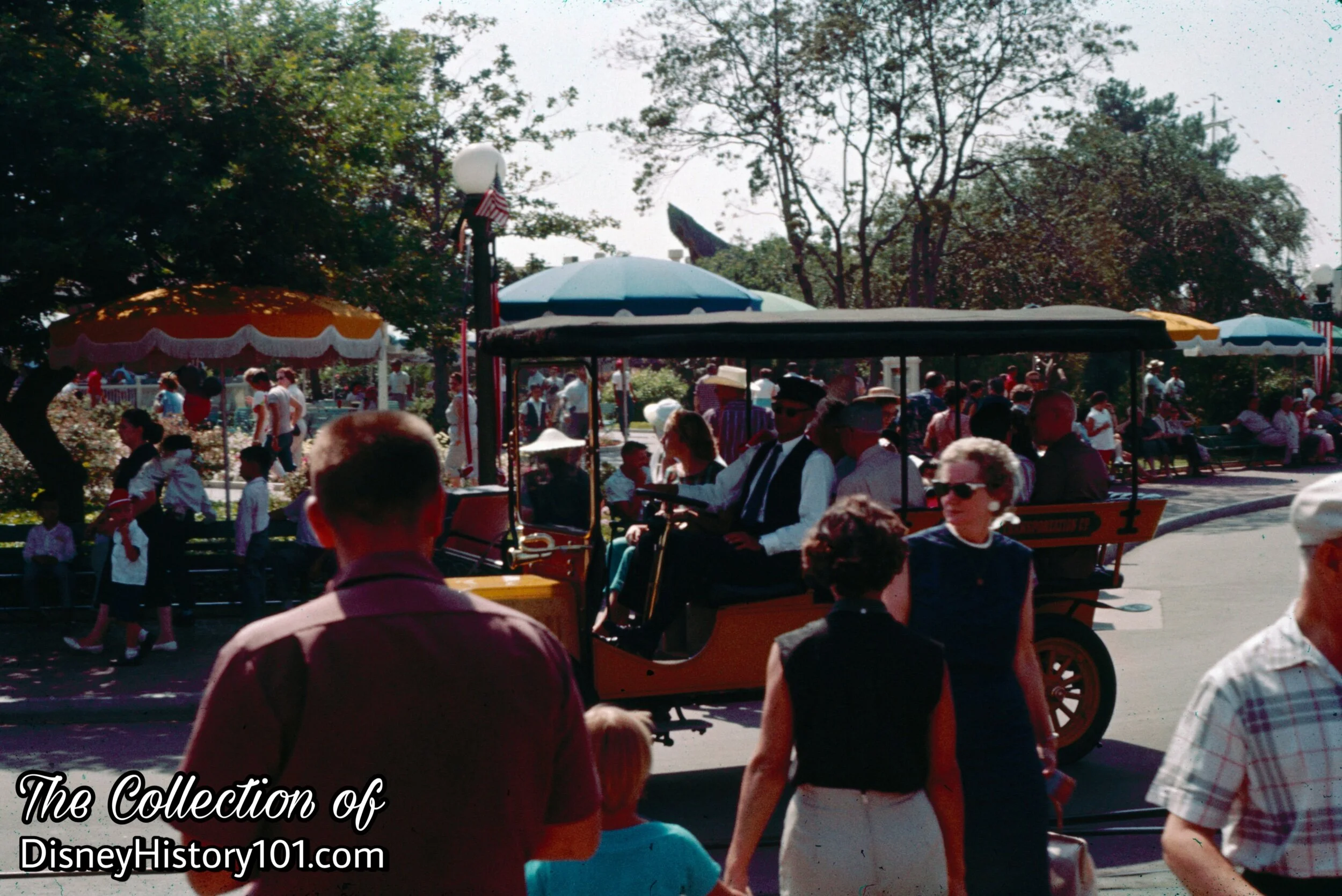 HORSELESS CARRIAGE - RED