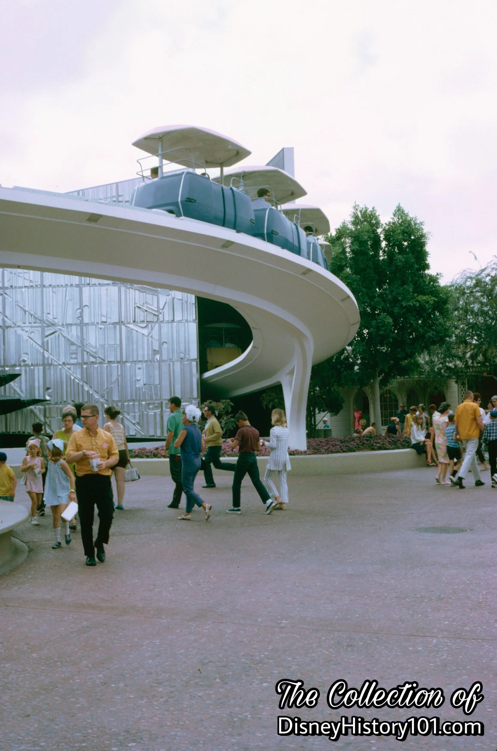 Misuo Natsume’s Metallic Screen Mural & Tomorrowland Fountains and PeopleMovers