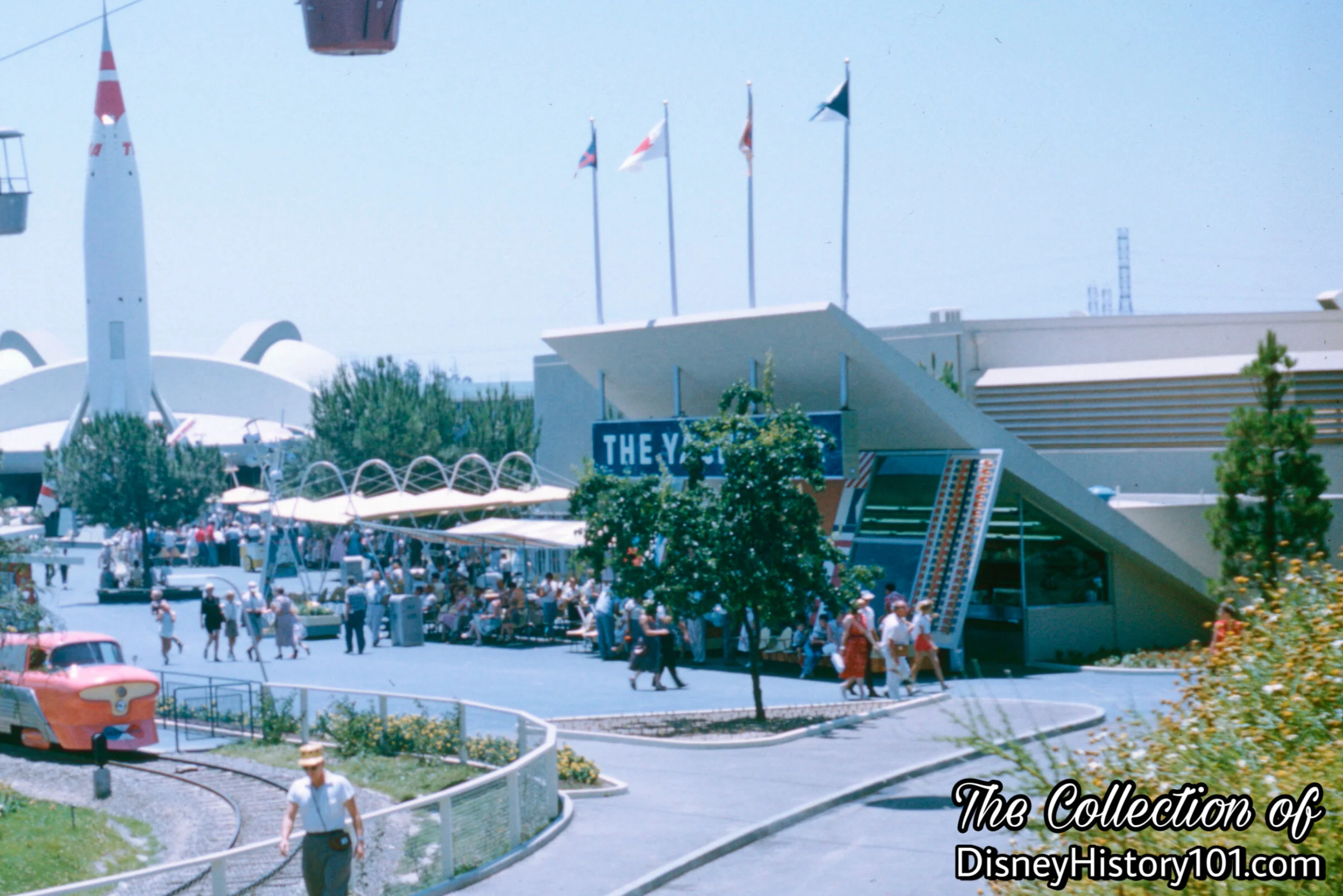 Yacht Bar Near Tomorrowland Viewliner Station