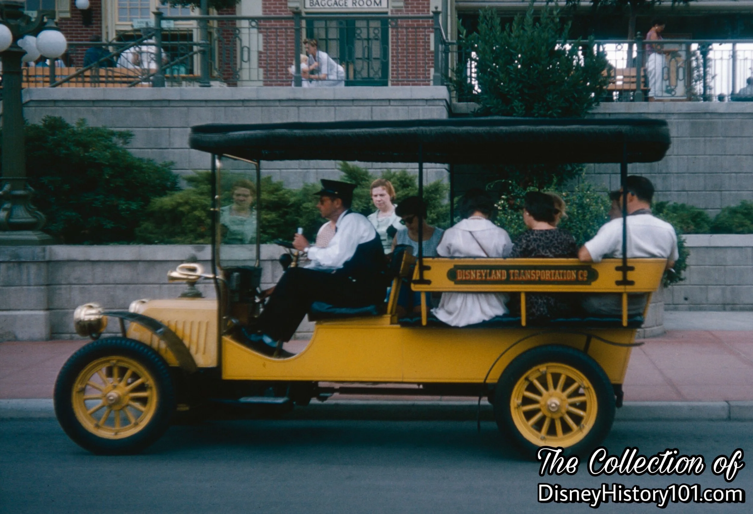 HORSELESS CARRIAGE - YELLOW