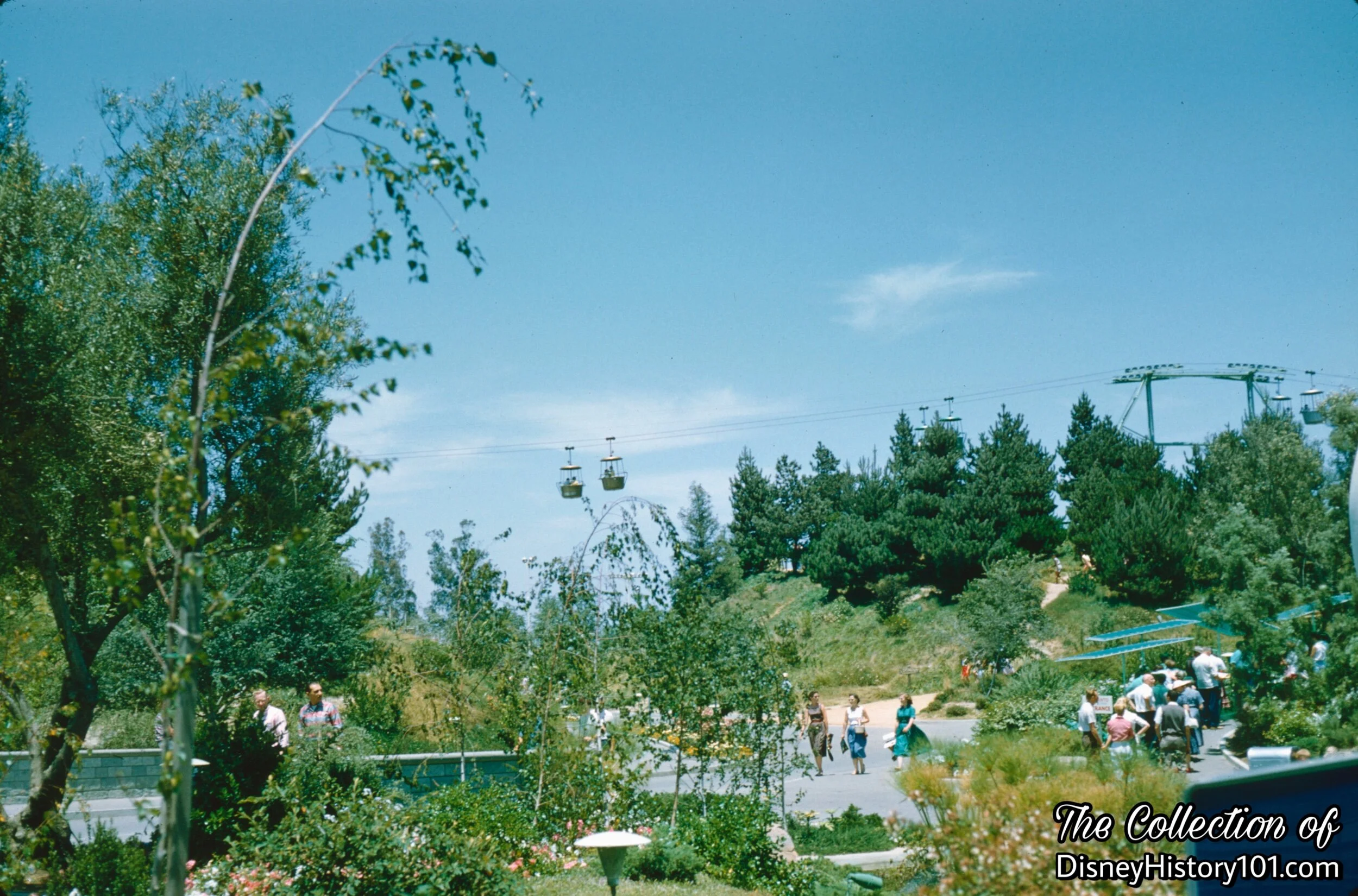 Monsanto’s Plastics House of the Future Queue (seen right), (Pre-1959)