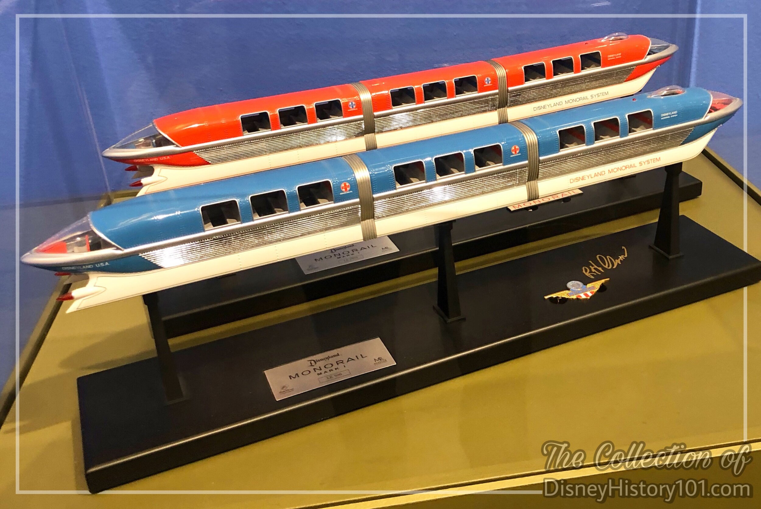 Walt Disney Collectibles Master Replicas Monoral Mark I Red & Monorail Mark I Blue, (2005)
