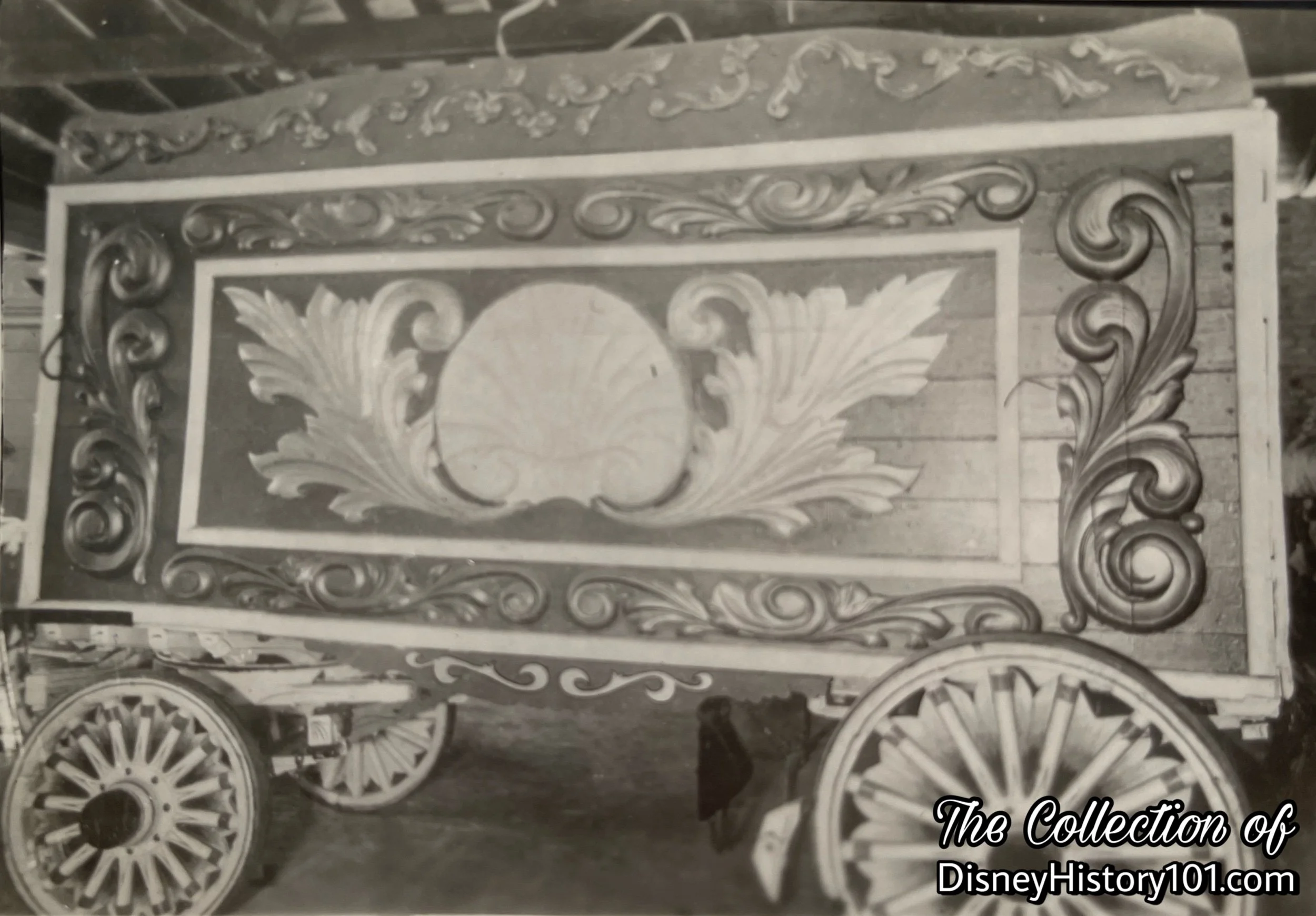 Above: J.H. Eschman Circus’ Shell Cab [built by the Beggs Wagon Company of Kansas City]