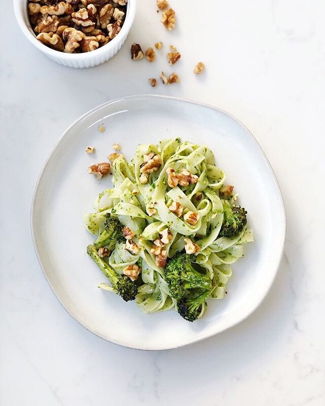 Sharing the recipe for this gluten-free, vegan pesto fettuccine with roasted broccoli on the blog today! 🌿 ⠀⠀⠀⠀⠀⠀⠀⠀⠀
Check out my stories to see how quick and easy this homemade pesto comes together!
⠀⠀⠀⠀⠀⠀⠀⠀⠀
Link in my bio for the full recipe.