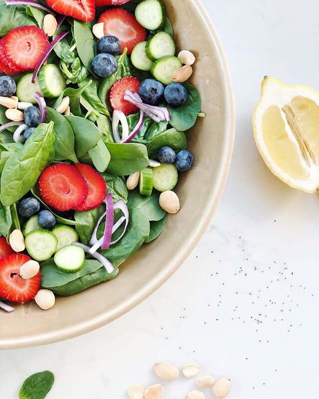 The perfect summer salad! 🍓 ⠀⠀⠀⠀⠀⠀⠀⠀⠀
This paleo strawberry spinach salad with a lemon poppyseed dressing recipe is on the blog today!