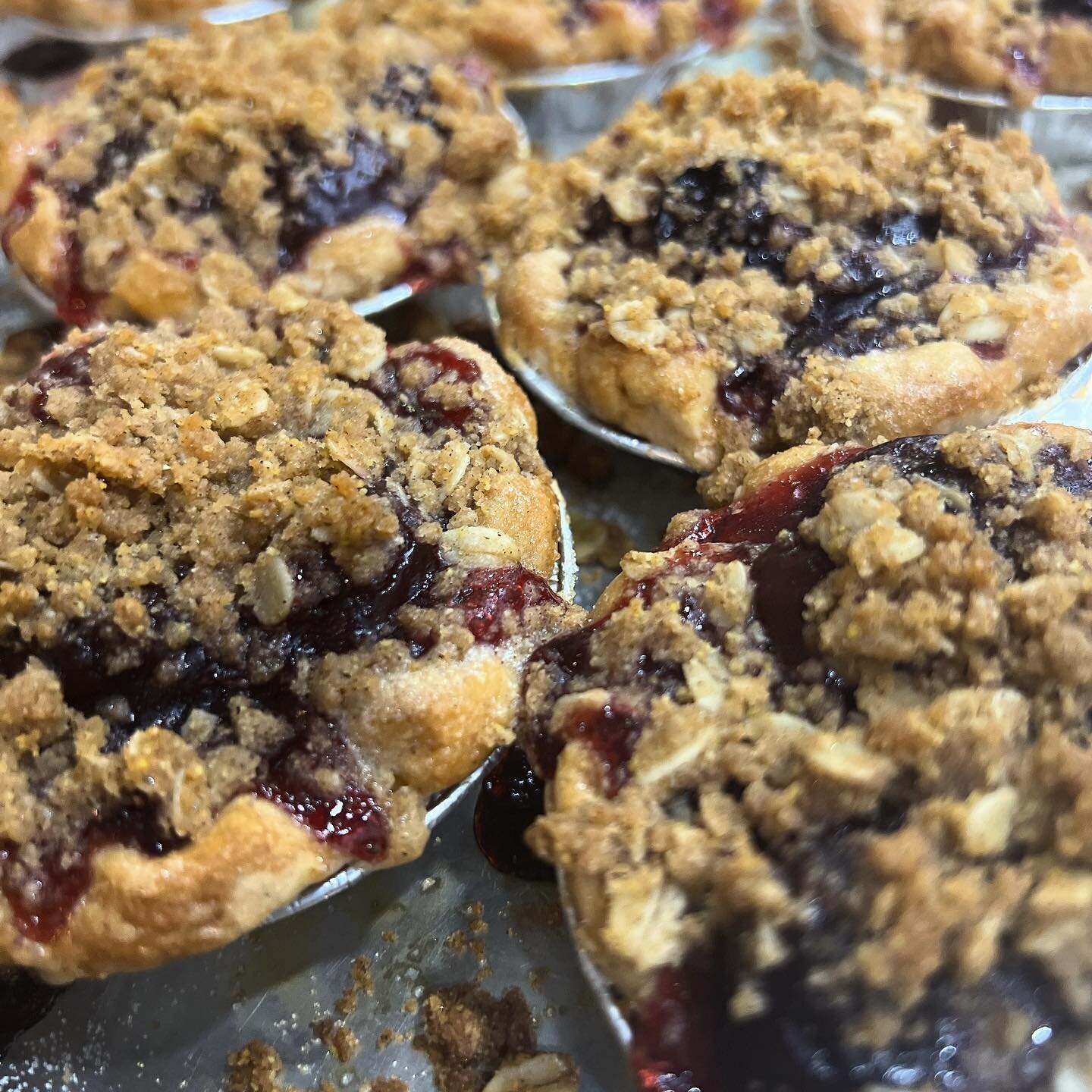 Cherry Crumble Mini Pies - not sure how or when it started but I like mini desserts. Mini pies, mini tarts, cupcakes, small bars . If u know me personally, u know I hate sharing my food 😩😜, so minis just make sense. U get ur whole mini pie and I&rs