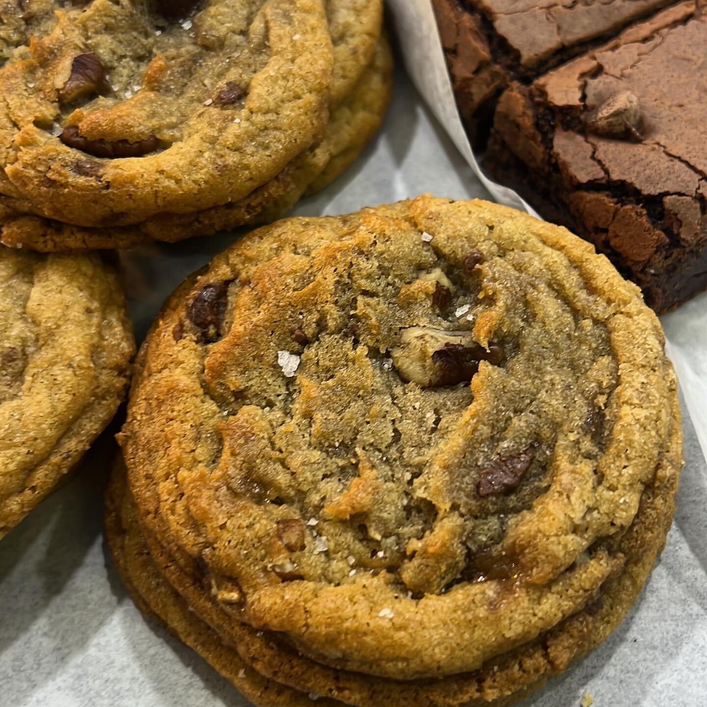 Chocolate chips cookies &amp; brownies remain our most wanted daily dose of yumminess 💕 
______________
#mwokaji #mwokajicakery #dtla #dtlabakery #chocolatechipcookies