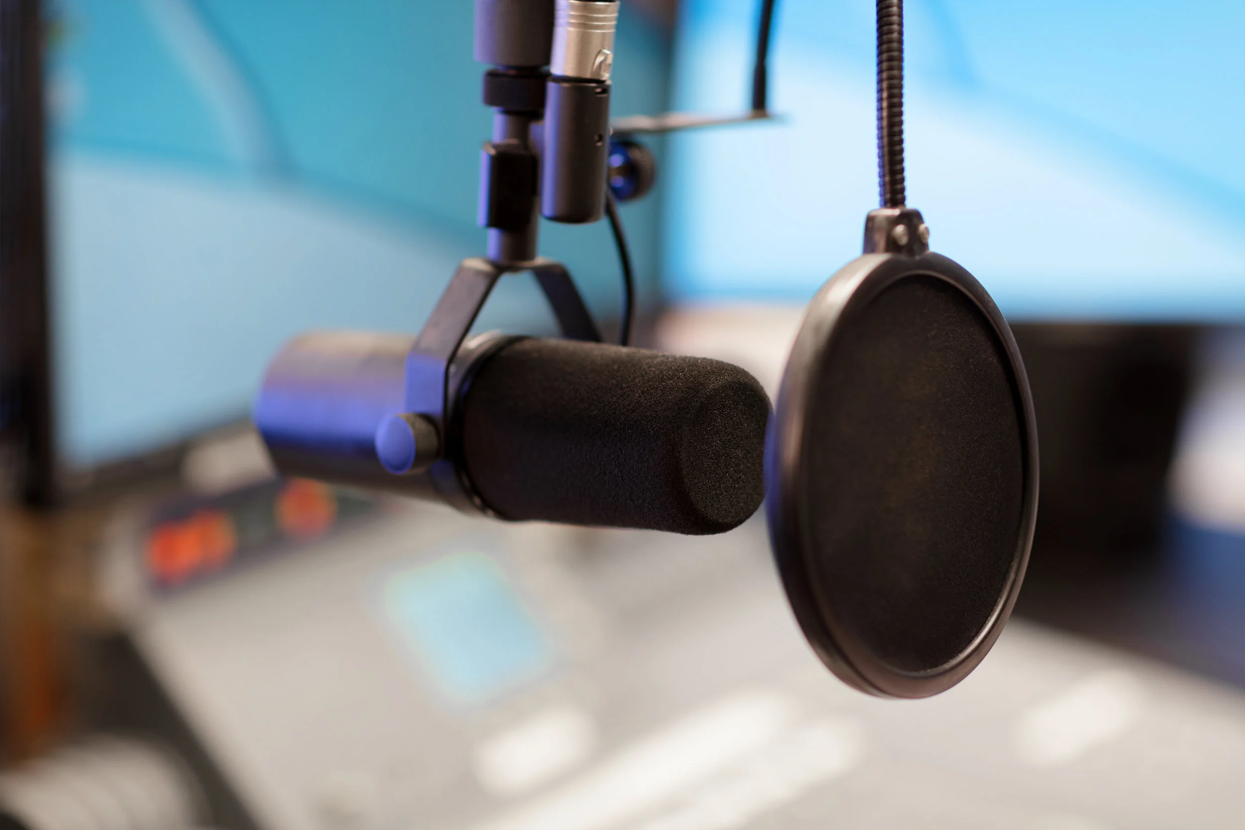 microphone-in-modern-radio-station-broadcasting-HS7VFKL.jpg