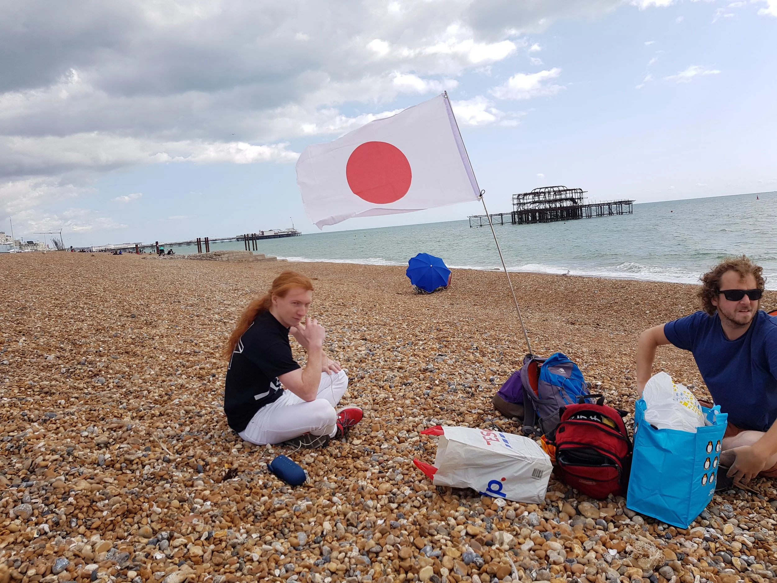 Setting up. I wanted to make it easy to find us this time, so I invested in this excellent Japan flag.