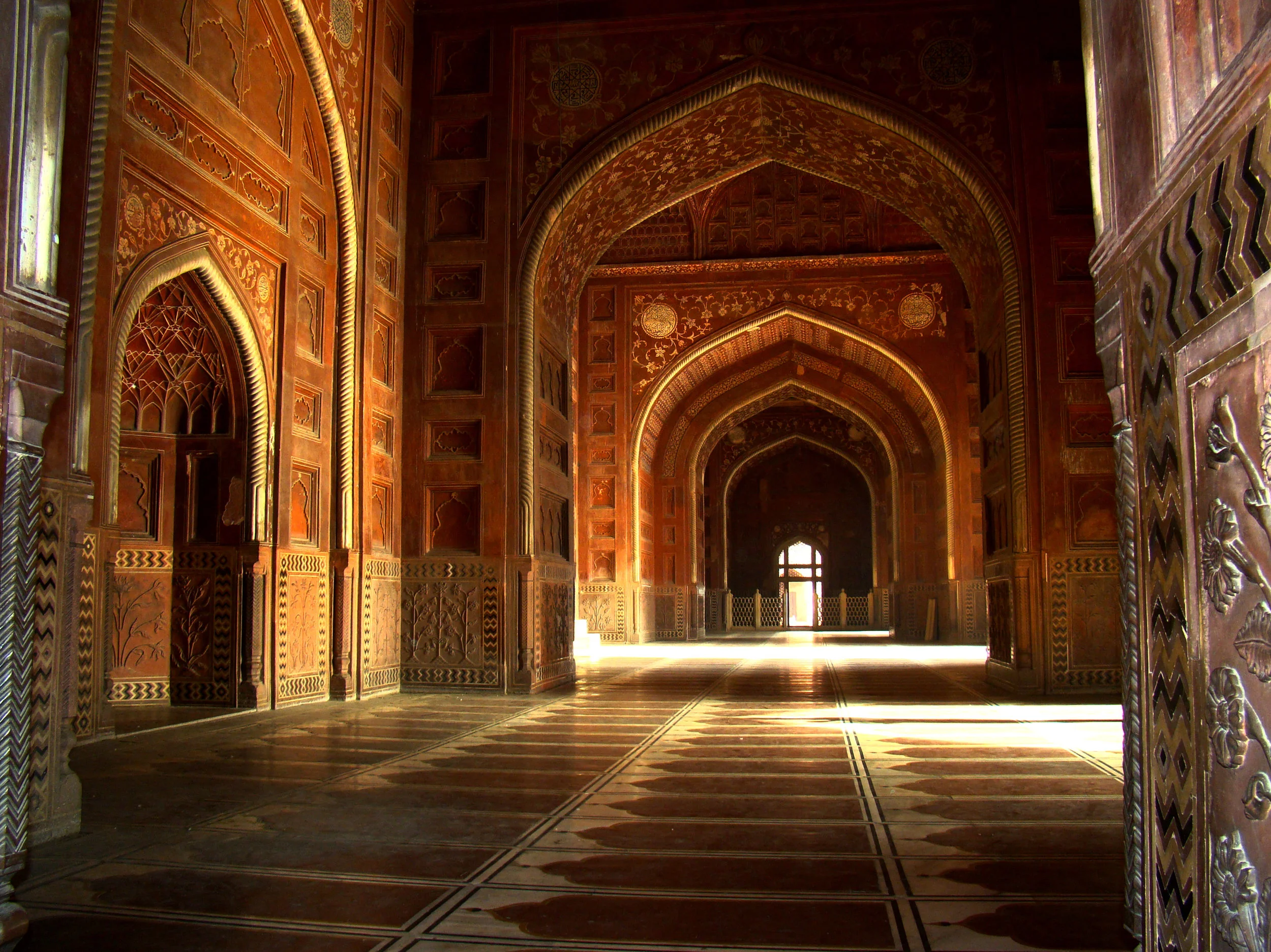 taj_mahal_mosque_interior_hall.jpg