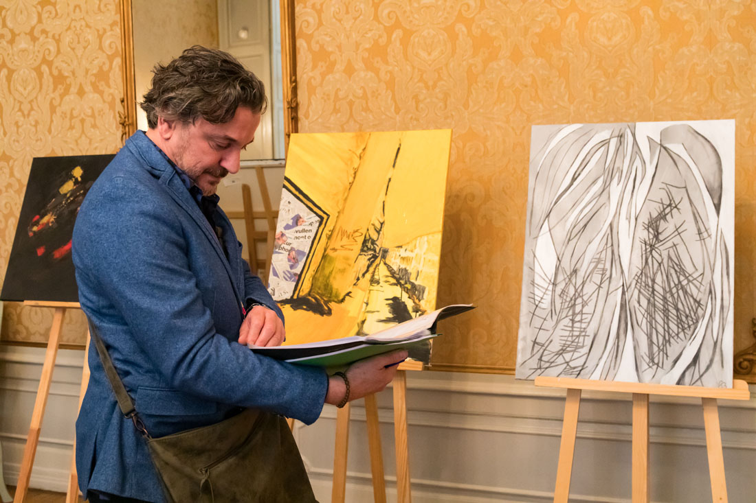 23.Kunstcom Peter Jonkers in beraad (1).jpg